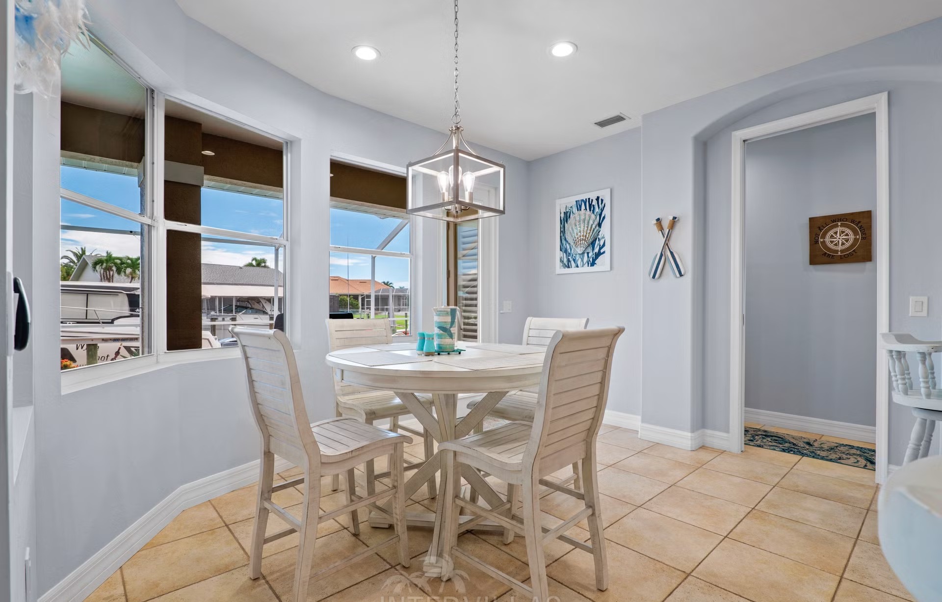 Moderne Waterfront-Villa mit Pool, Jacuzzi und privatem Bootssteg am Kanal.