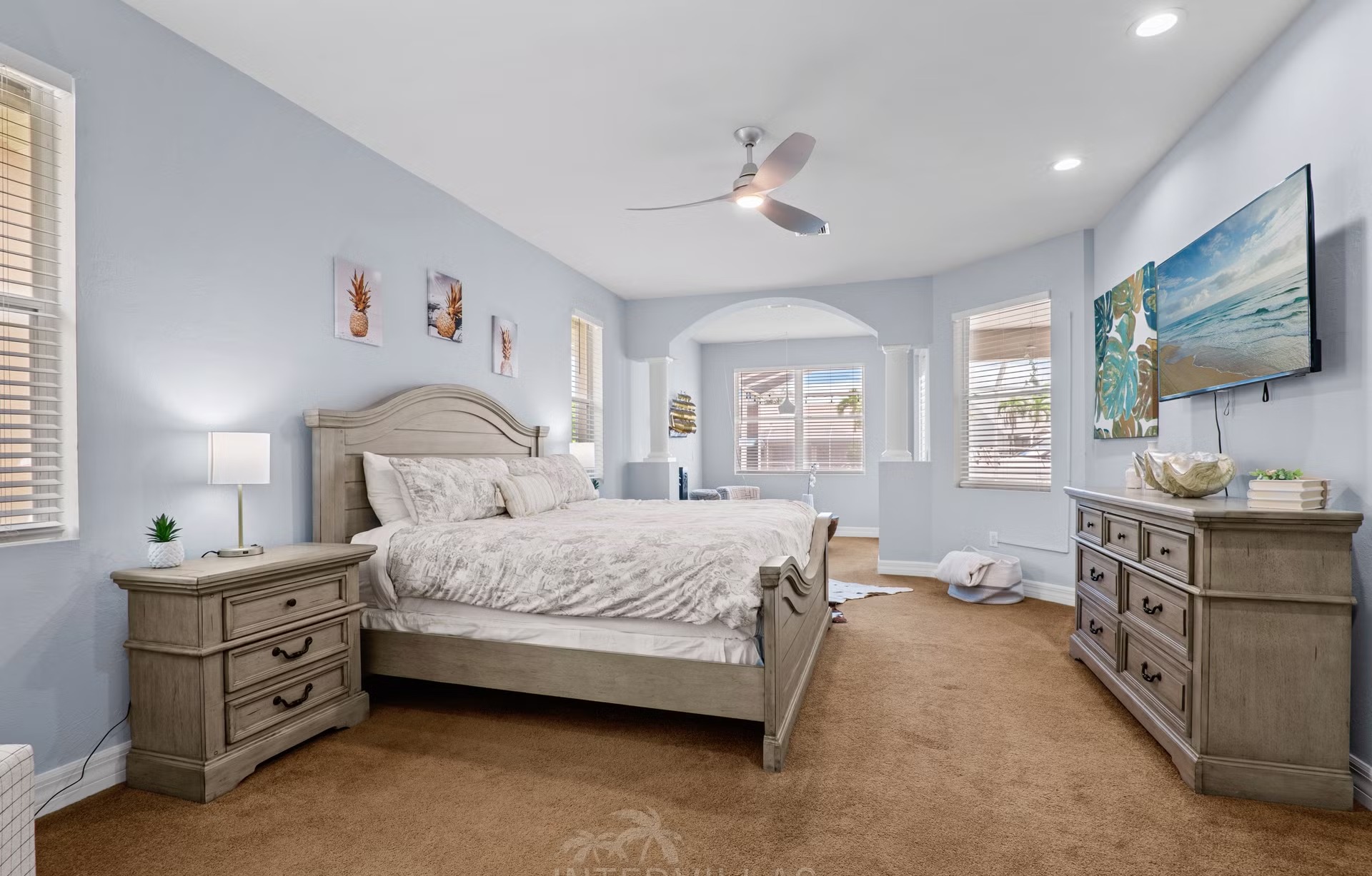 Modernisierte Waterfront-Villa mit Pool, Jacuzzi und privatem Bootsdock am Kanal in Cape Coral.