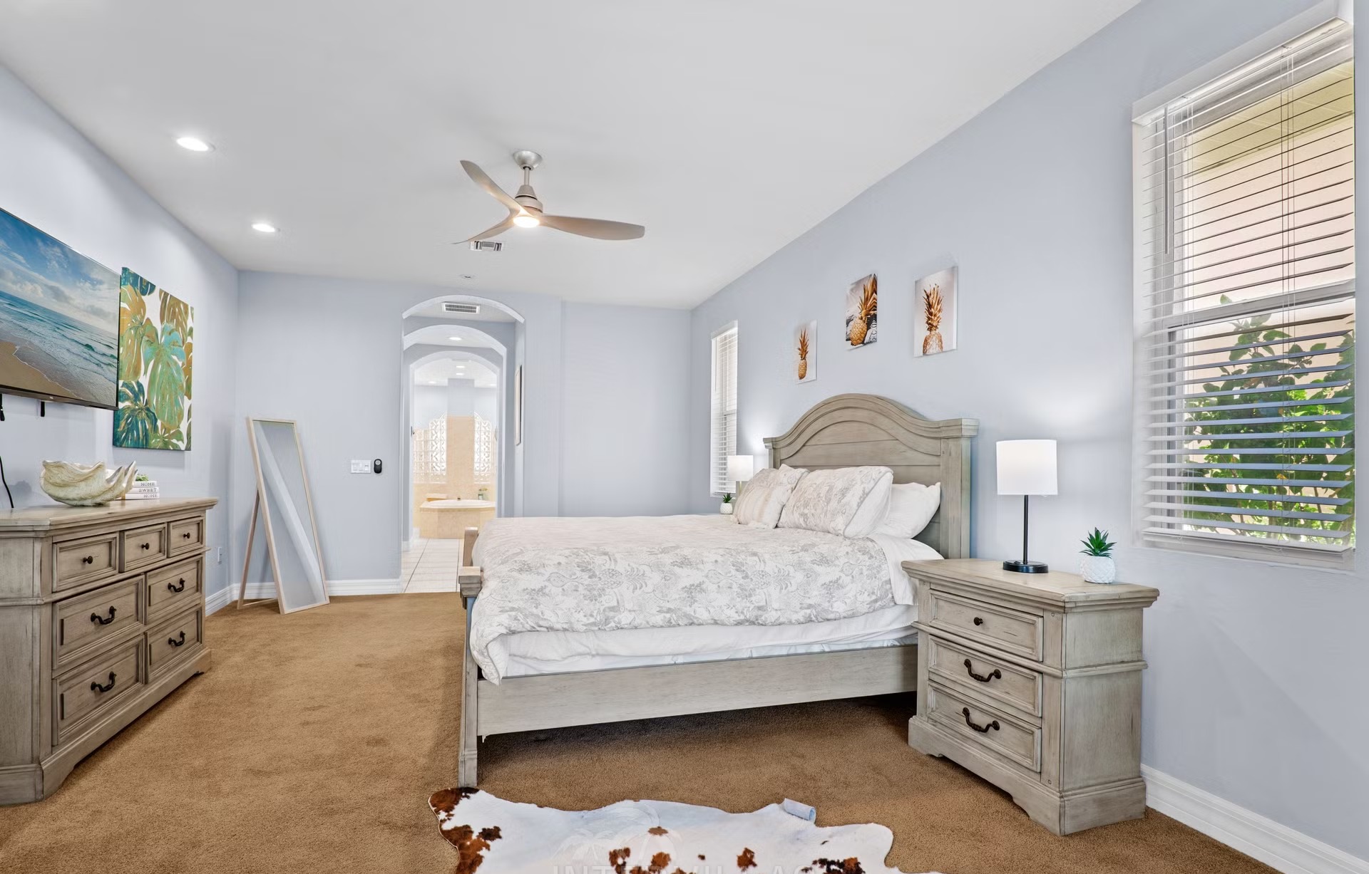 Moderne Villa am Kanal mit Pool, Jacuzzi und eigenem Bootssteg.