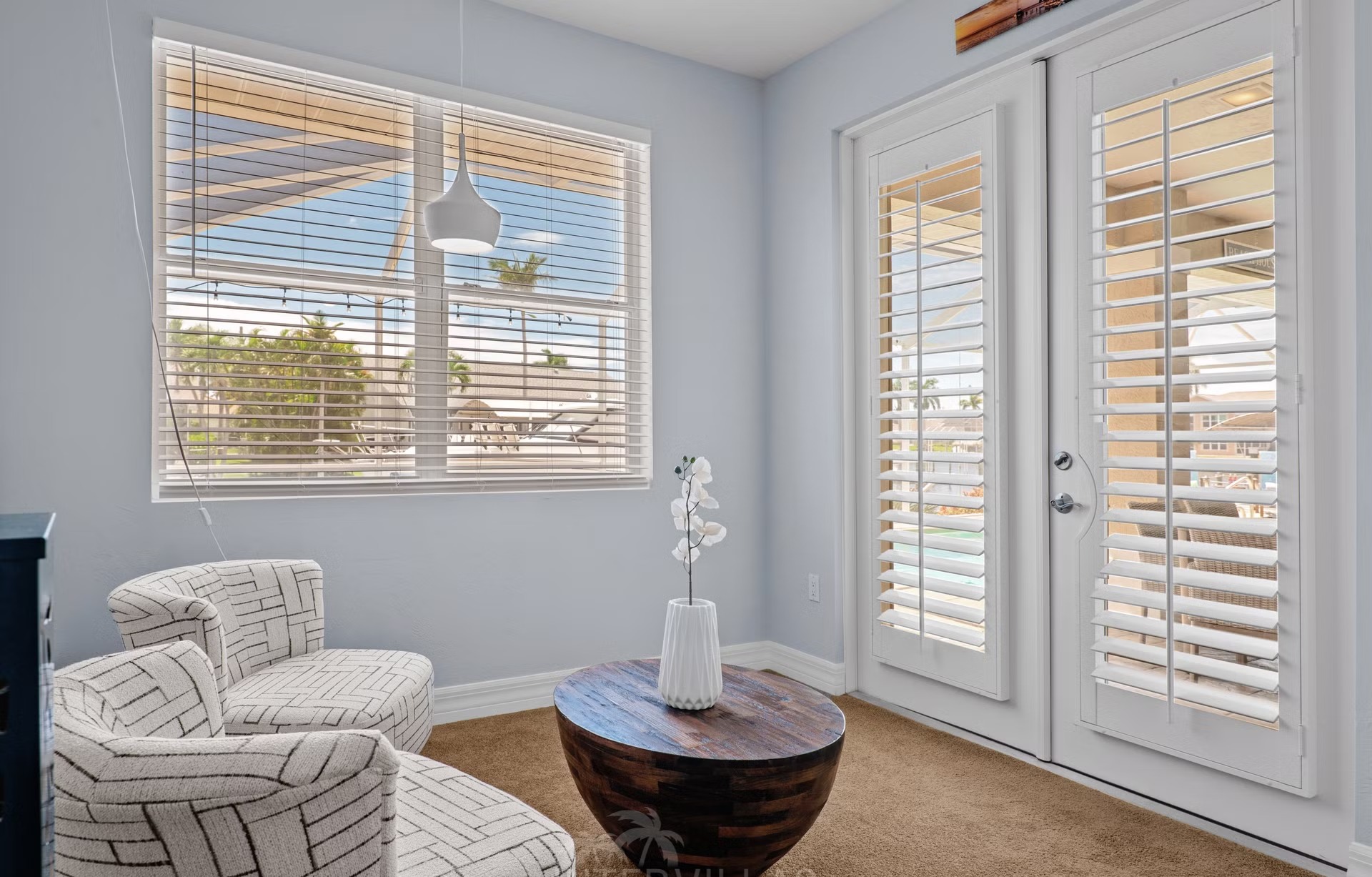 Moderne Waterfront-Villa mit Pool, Jacuzzi und privatem Bootssteg am Kanal.