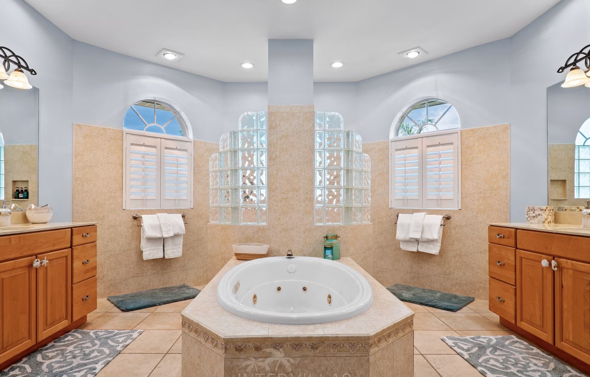 Moderne Waterfront-Villa mit Pool, Jacuzzi und privatem Bootssteg am Kanal.