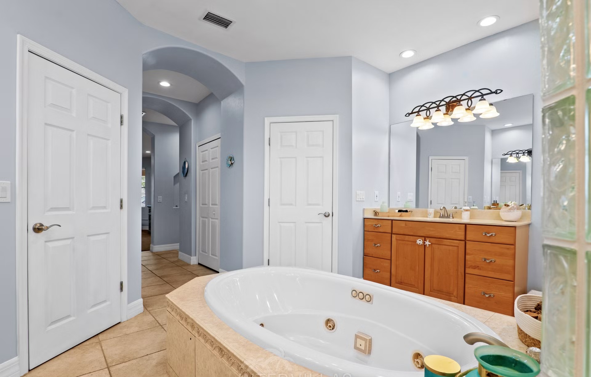 Moderne Waterfront-Villa mit Pool, Jacuzzi und privatem Bootssteg am Kanal.