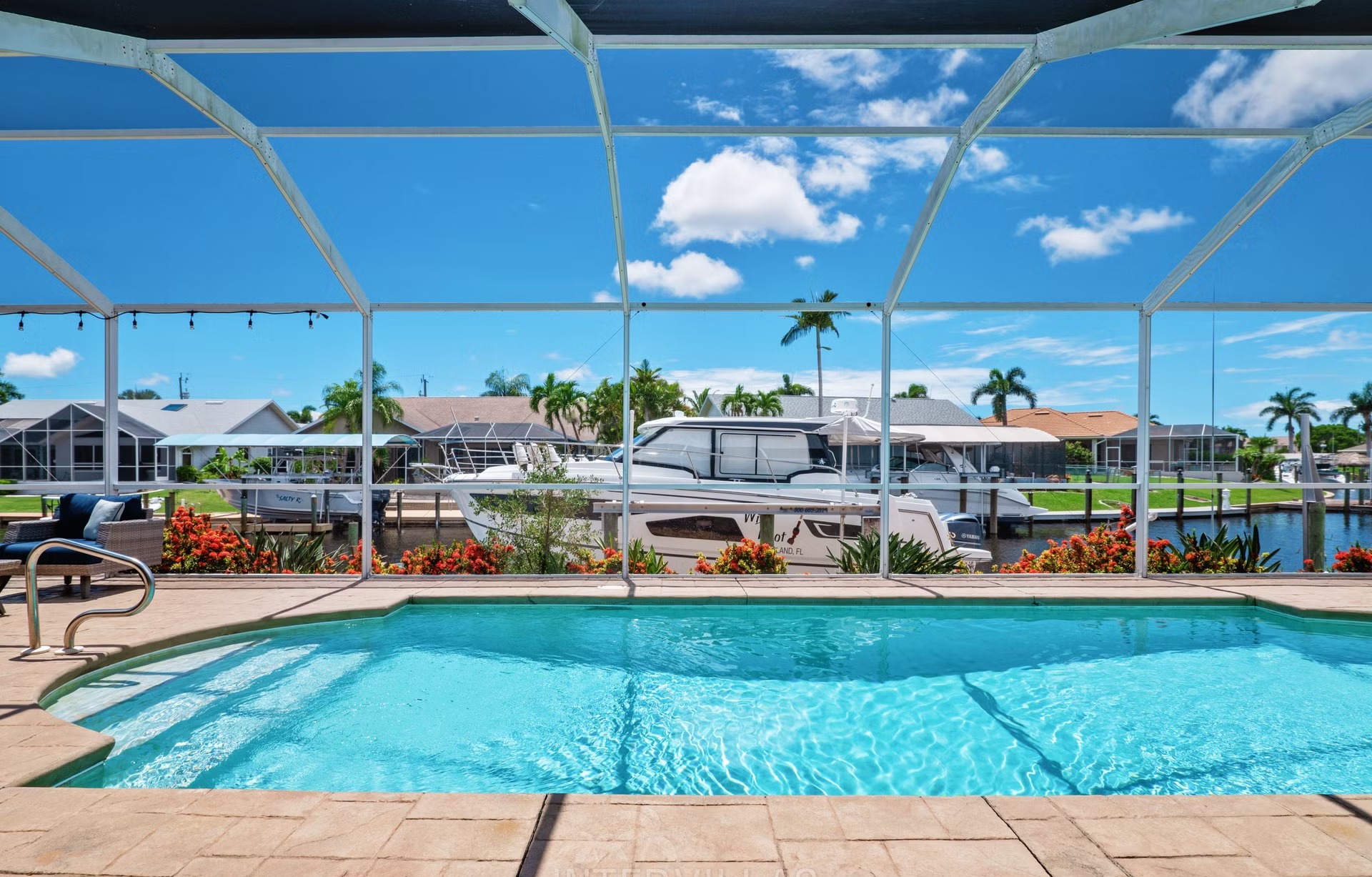 Modernisierte Waterfront-Villa mit Pool, Jacuzzi und eigenem Bootsdock am Kanal.