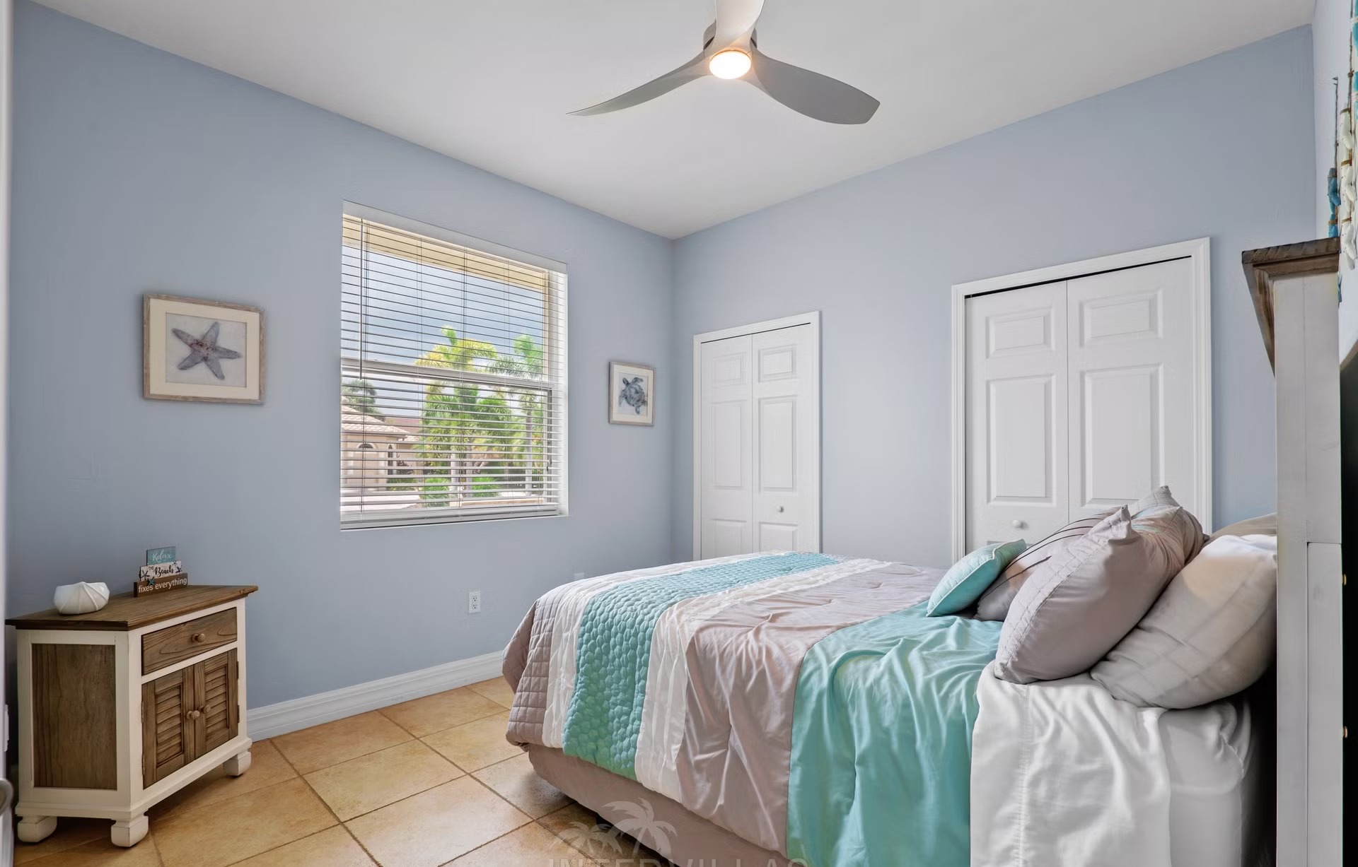 Moderne Waterfront-Villa mit Pool, Jacuzzi und privatem Bootssteg am Kanal.