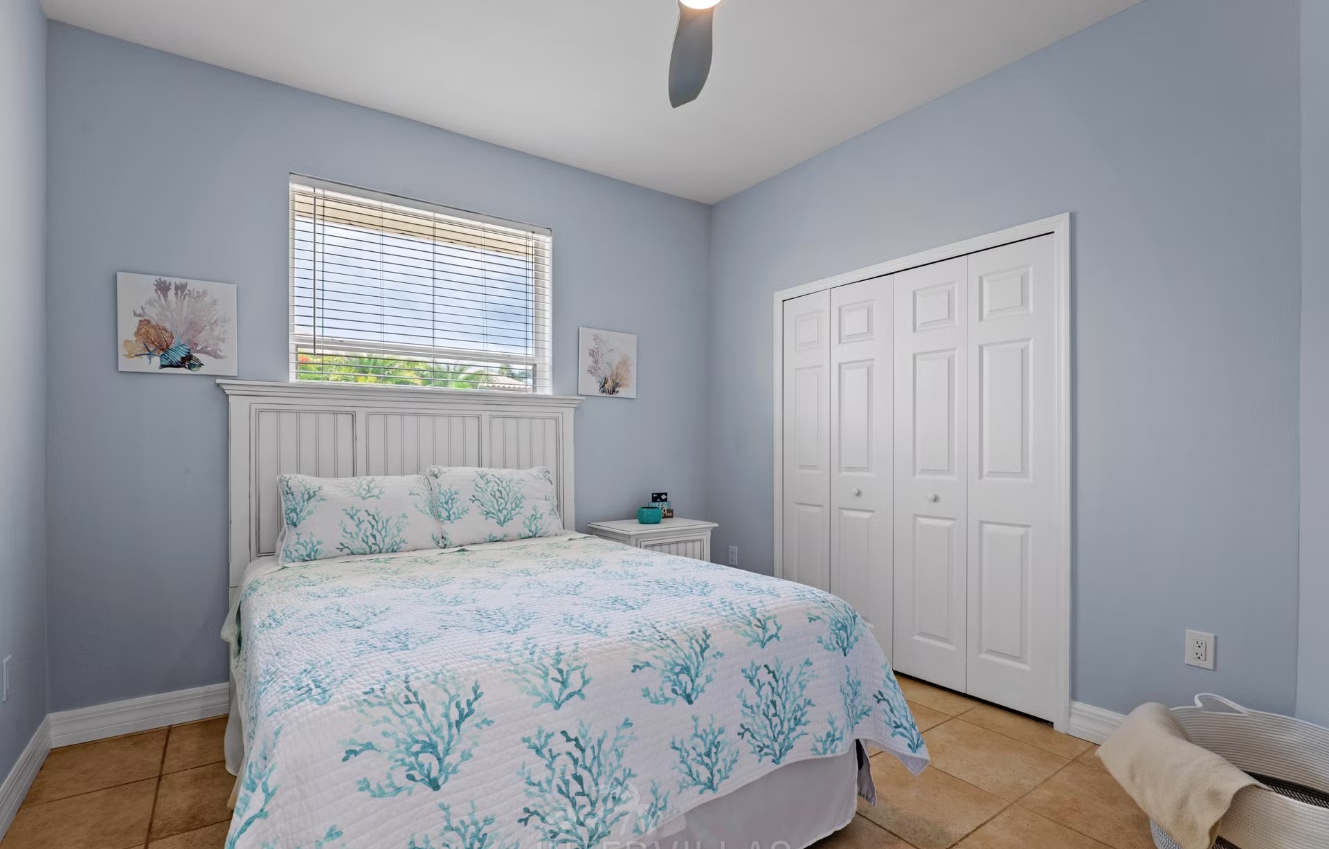 Moderne Waterfront-Villa mit Pool, Jacuzzi und Dock am Kanal in Cape Coral.