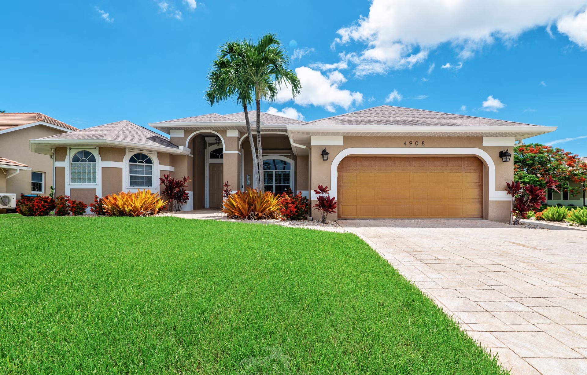 Moderne Waterfront-Villa mit Pool, Jacuzzi und privatem Bootssteg am Kanal.