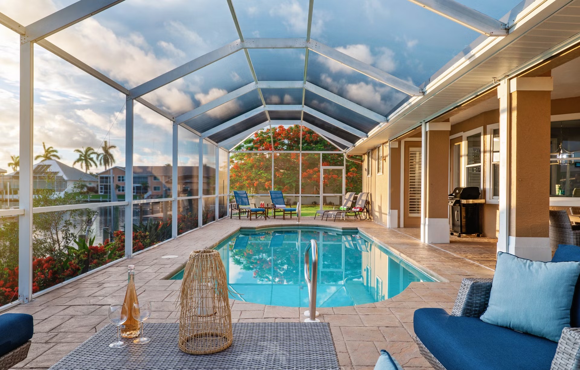 Moderne Waterfront-Villa mit Pool, Jacuzzi und privatem Bootssteg am Kanal.