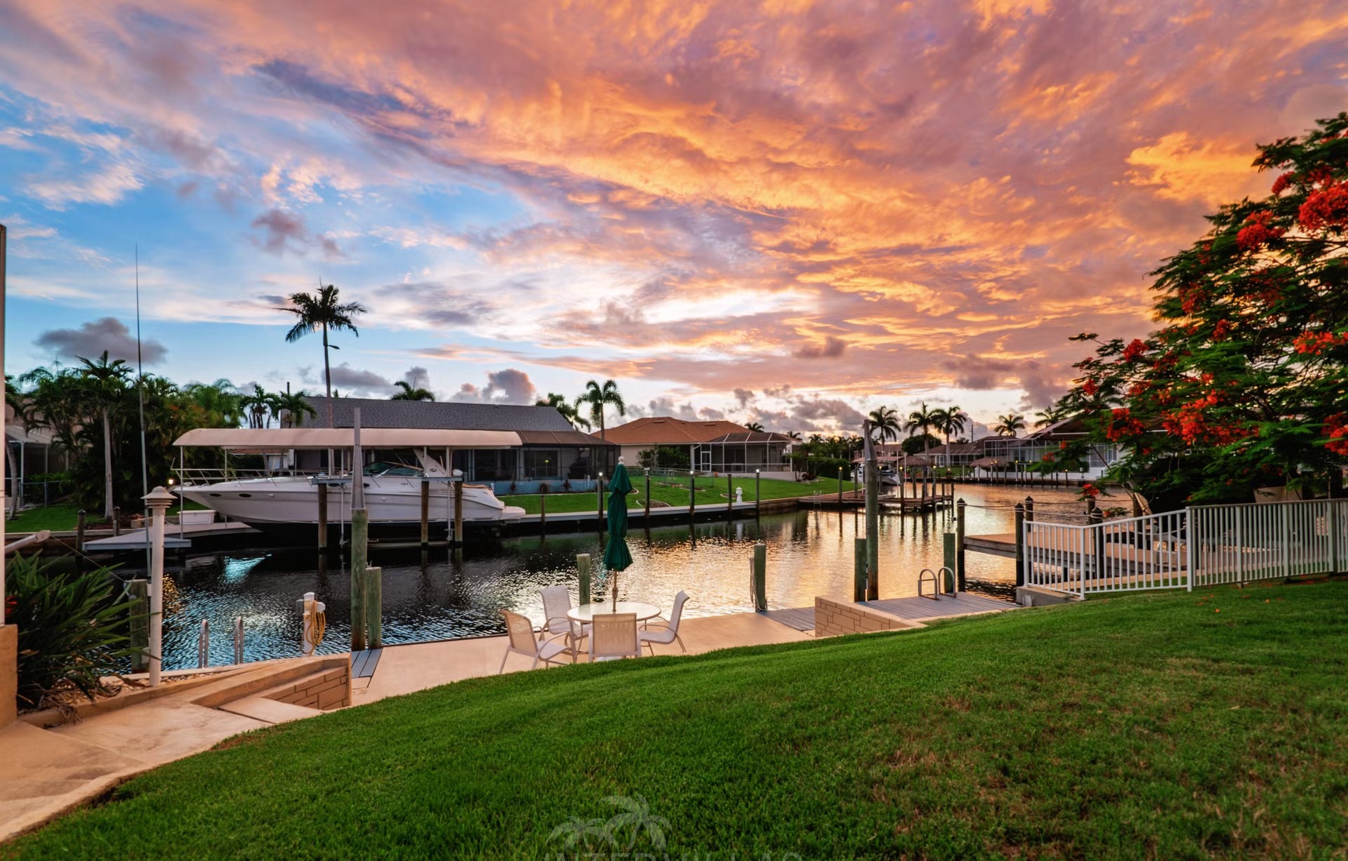Moderne Waterfront-Villa mit Pool, Jacuzzi und privatem Bootssteg am Kanal.