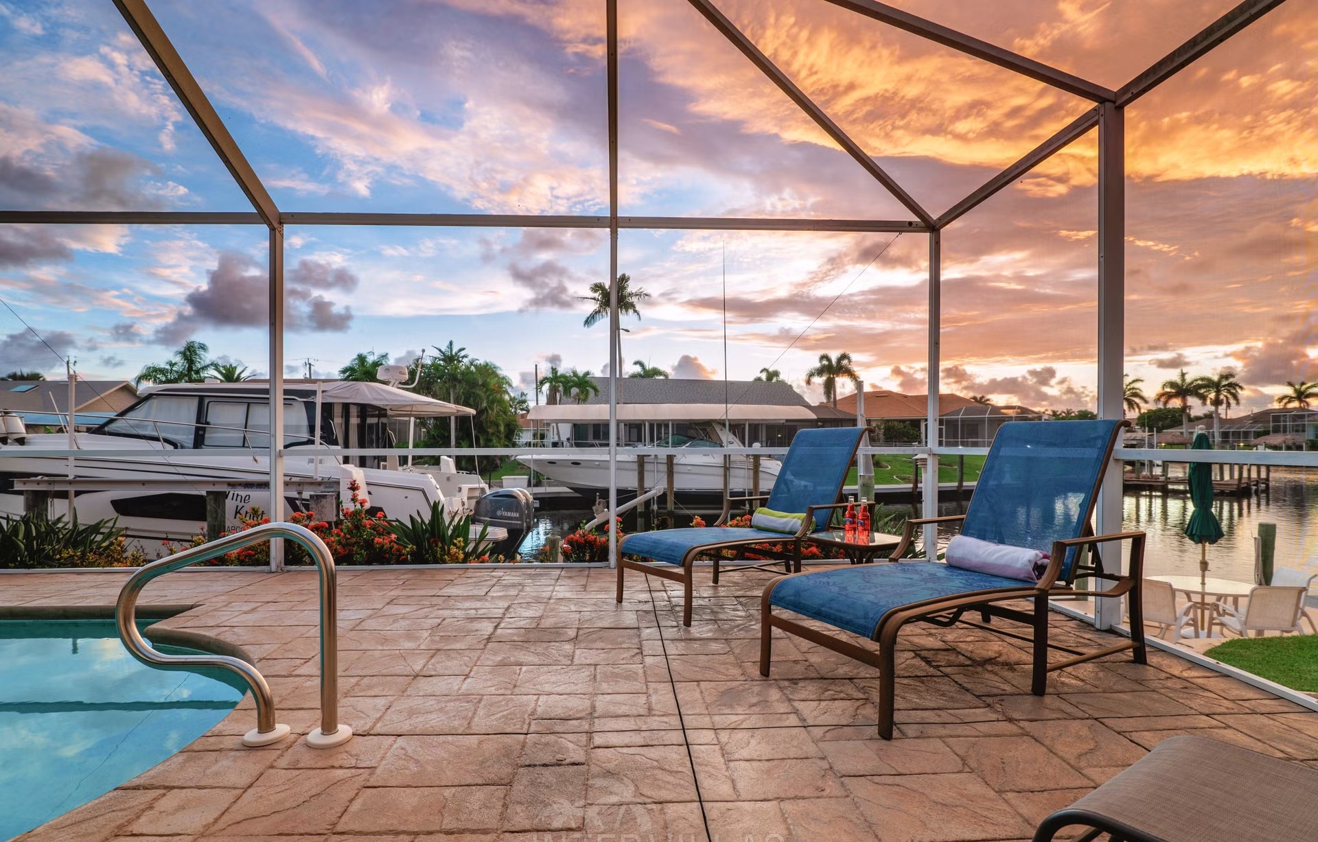 Moderne Waterfront-Villa mit Pool, Jacuzzi und privatem Bootsdock am Kanal.