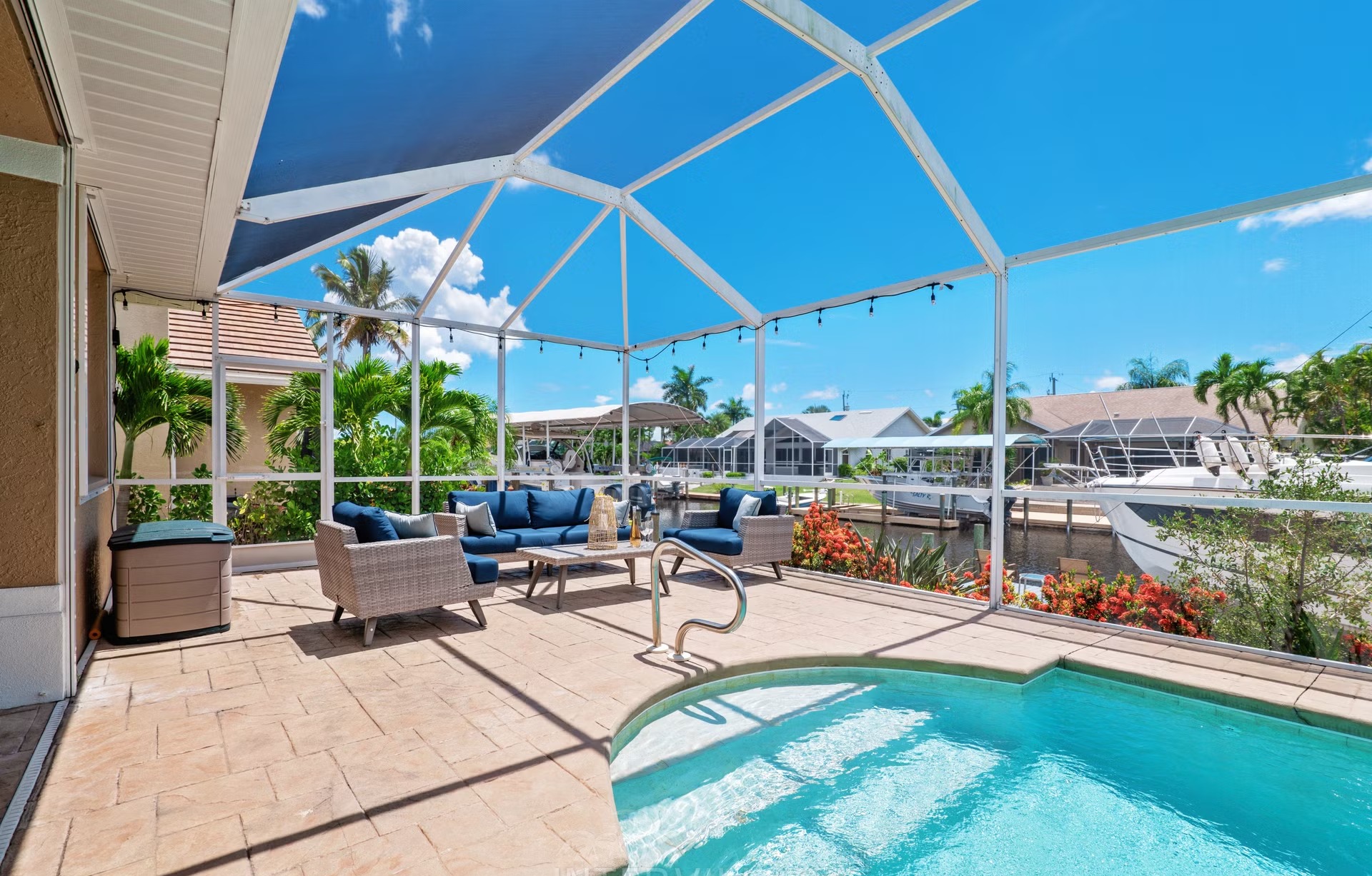 Moderne Waterfront-Villa mit Pool, Jacuzzi und Bootsdock am Kanal.