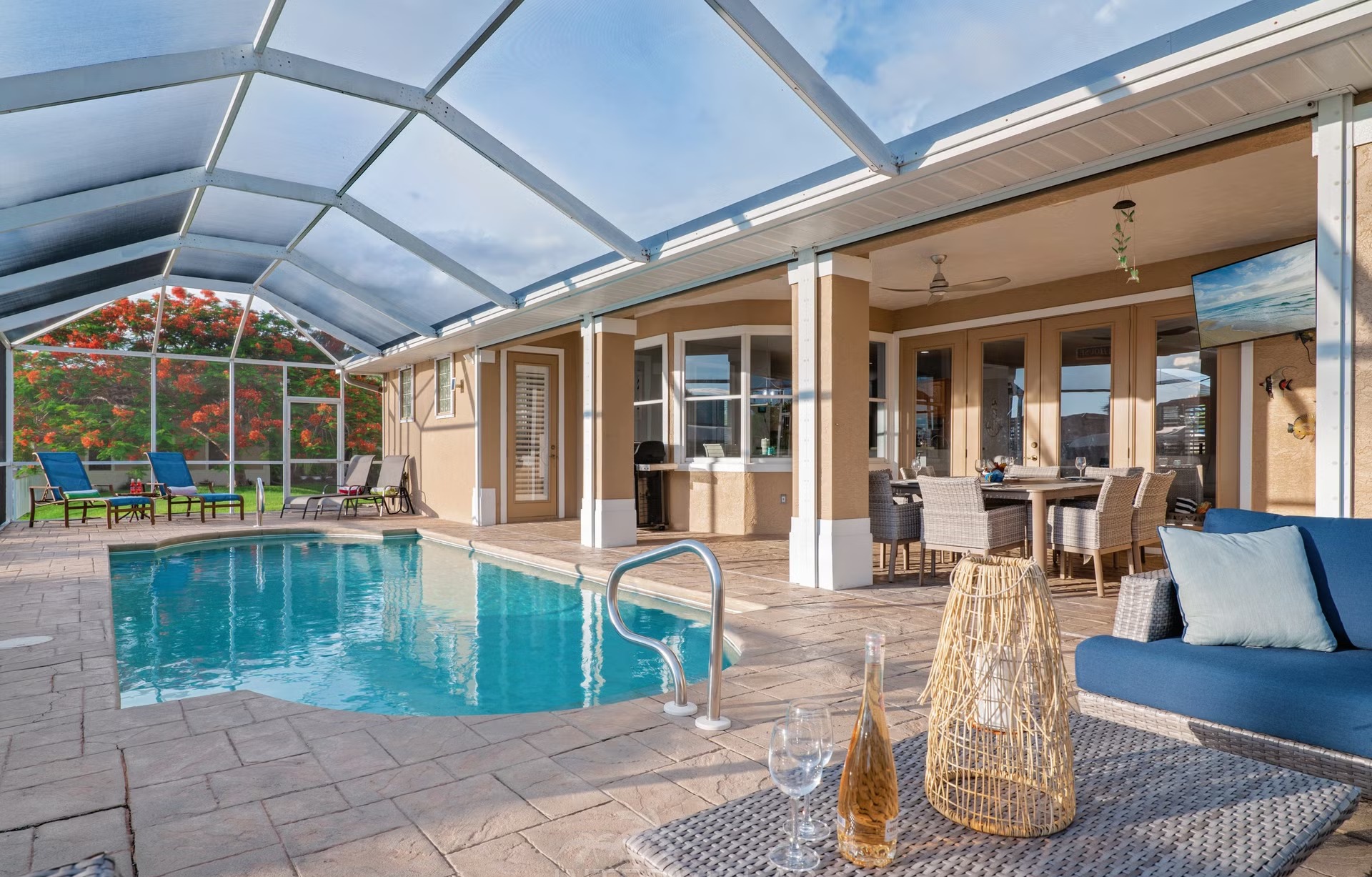 Moderne Waterfront-Villa mit Pool, Jacuzzi und Bootsdock am Kanal.