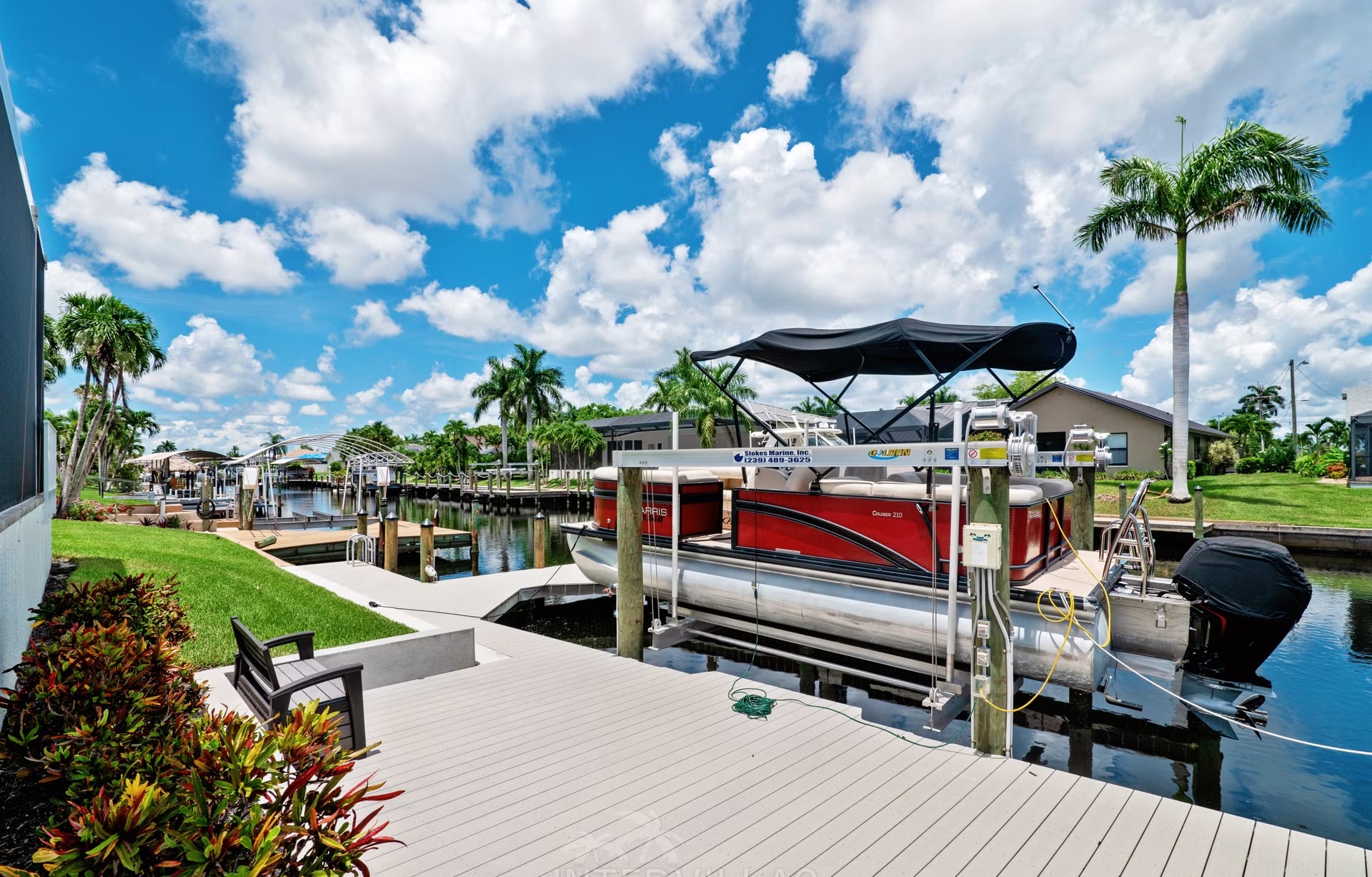 Moderne Waterfront-Villa mit Salzwasserpool, Spa und Lanai in Cape Coral.