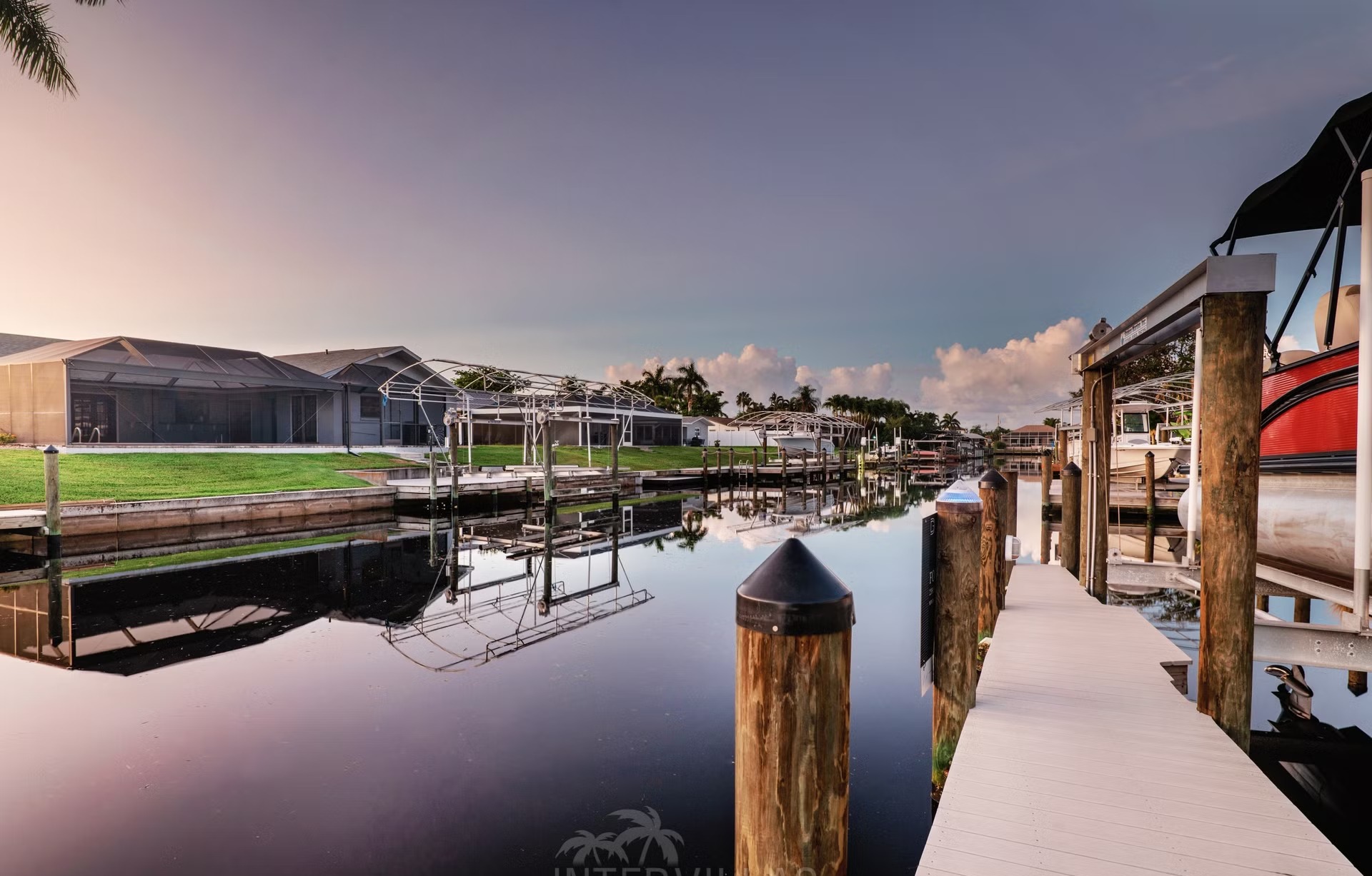 Moderne Waterfront-Villa mit privatem Salzwasserpool und Spa in Cape Coral.