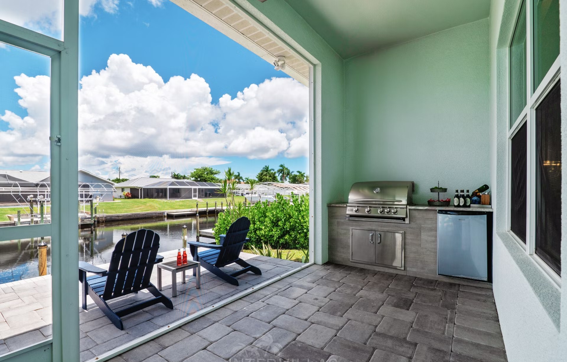 Blick auf den Salzwasserpool mit Spa auf der Lanai am Wasserkanal.
