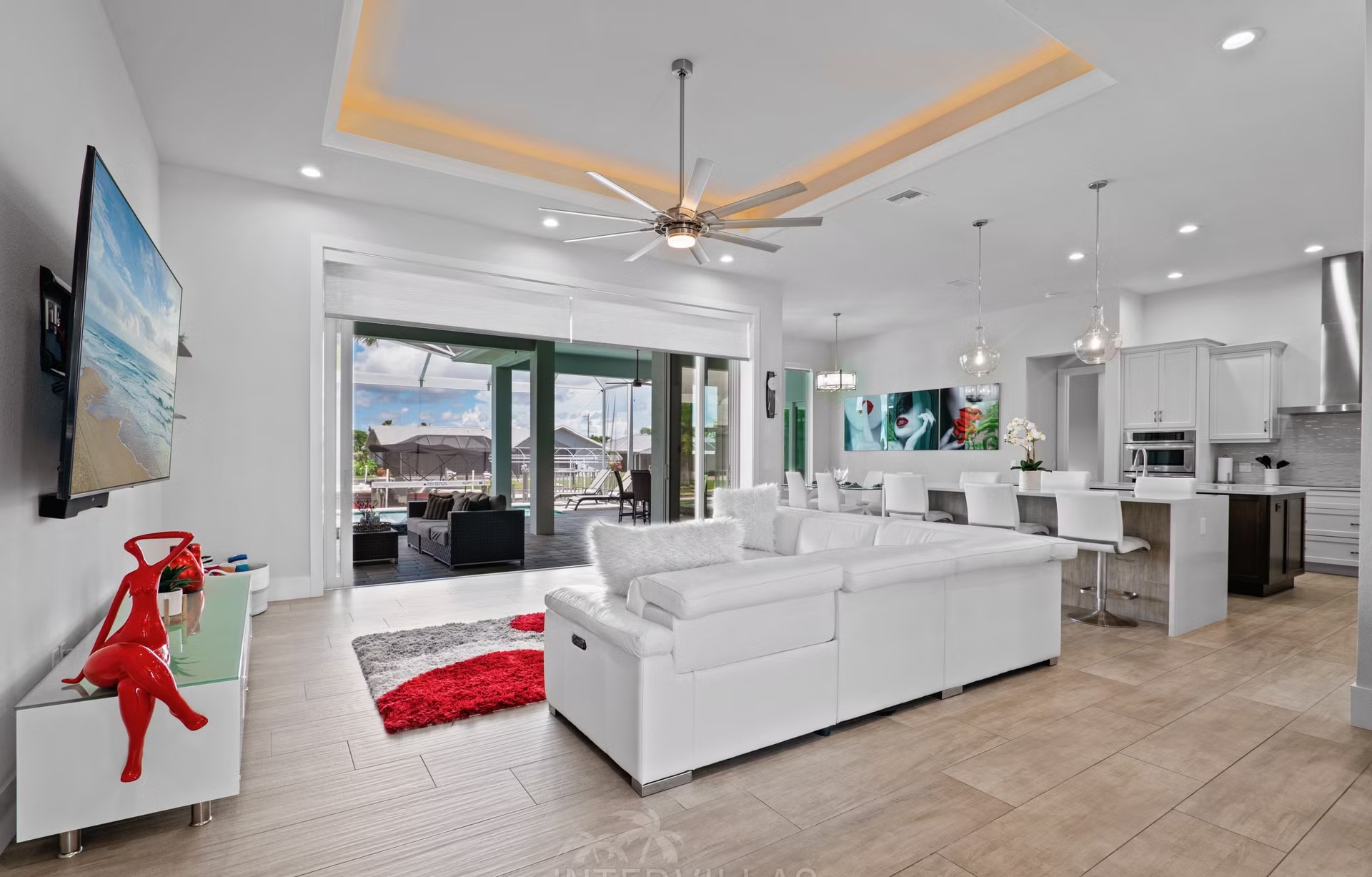 Moderne Waterfront-Villa mit Salzwasserpool, Spa und Lanai.