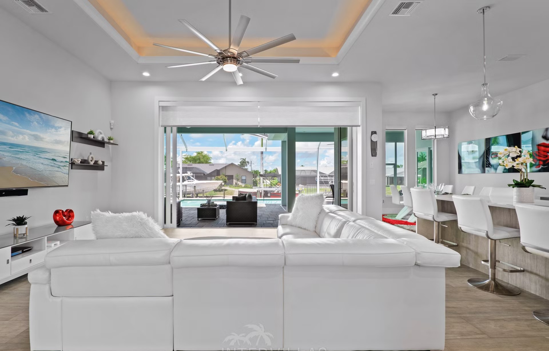 Moderne Waterfront-Villa mit Salzwasserpool, Spa und Lanai in Cape Coral.