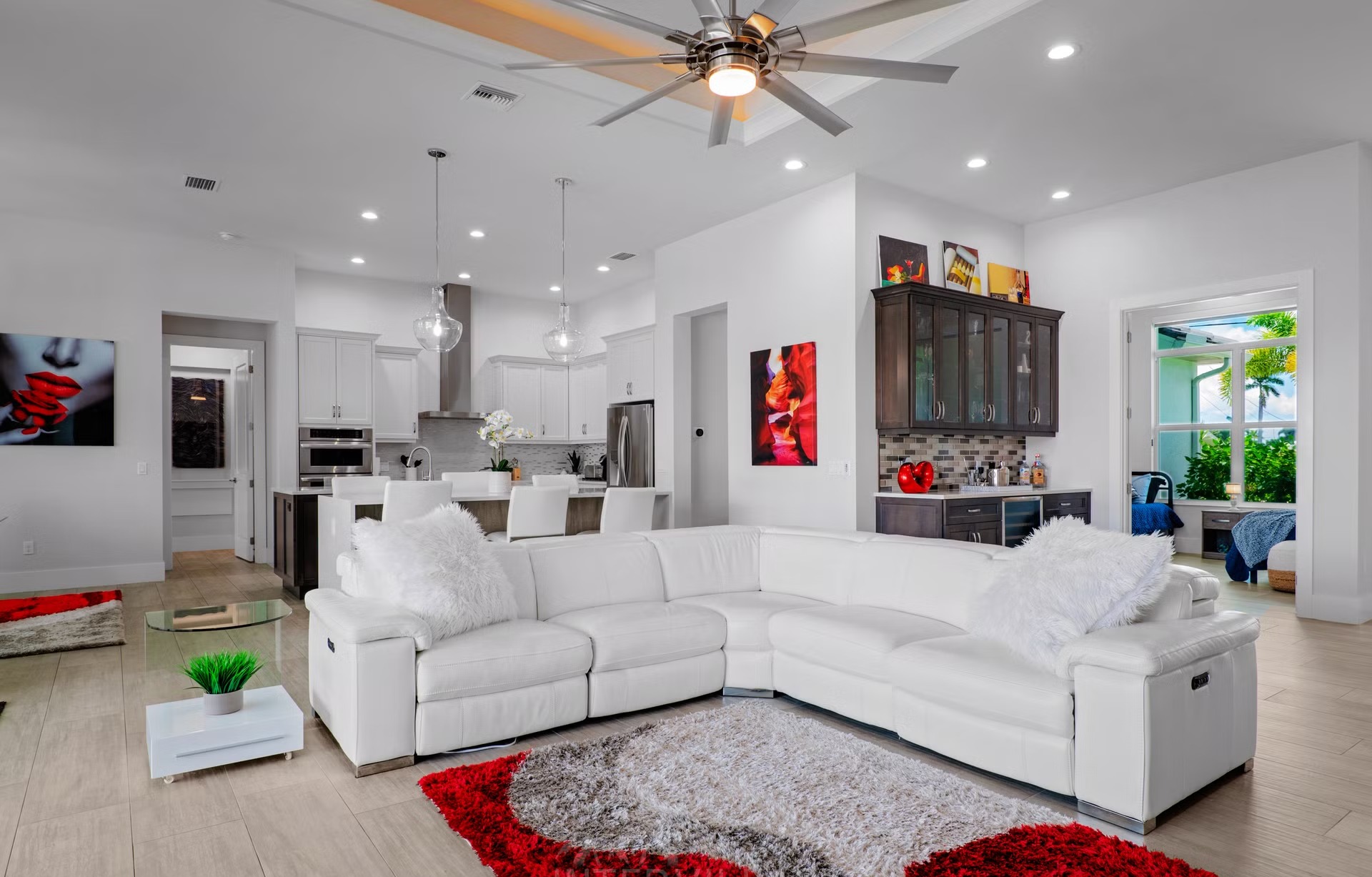 Moderne Waterfront-Villa mit Salzwasserpool und Spa in Cape Coral.