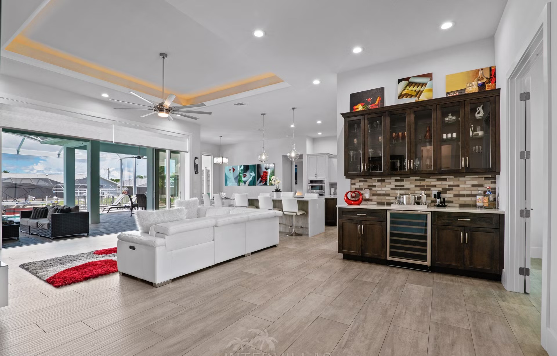 Moderne Waterfront-Villa mit Salzwasserpool und Spa in Cape Coral.