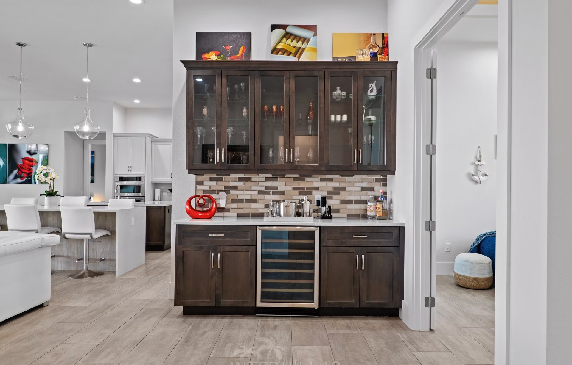 Privater Salzwasserpool mit Spa auf der Lanai am Wasserkanal.