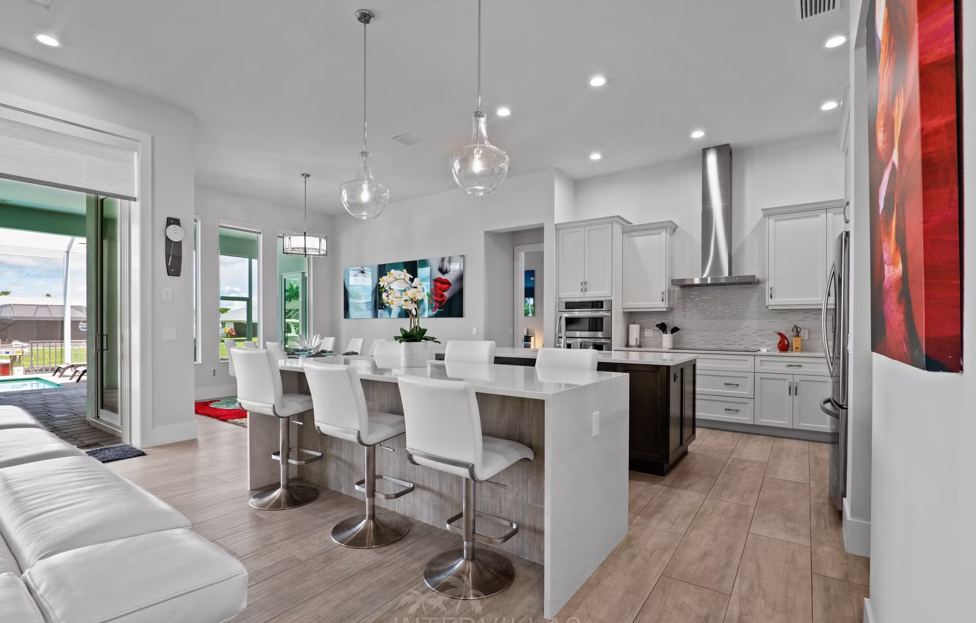 Moderne Waterfront-Villa mit Gulf-Access, Salzwasserpool und Spa in Cape Coral, Florida.