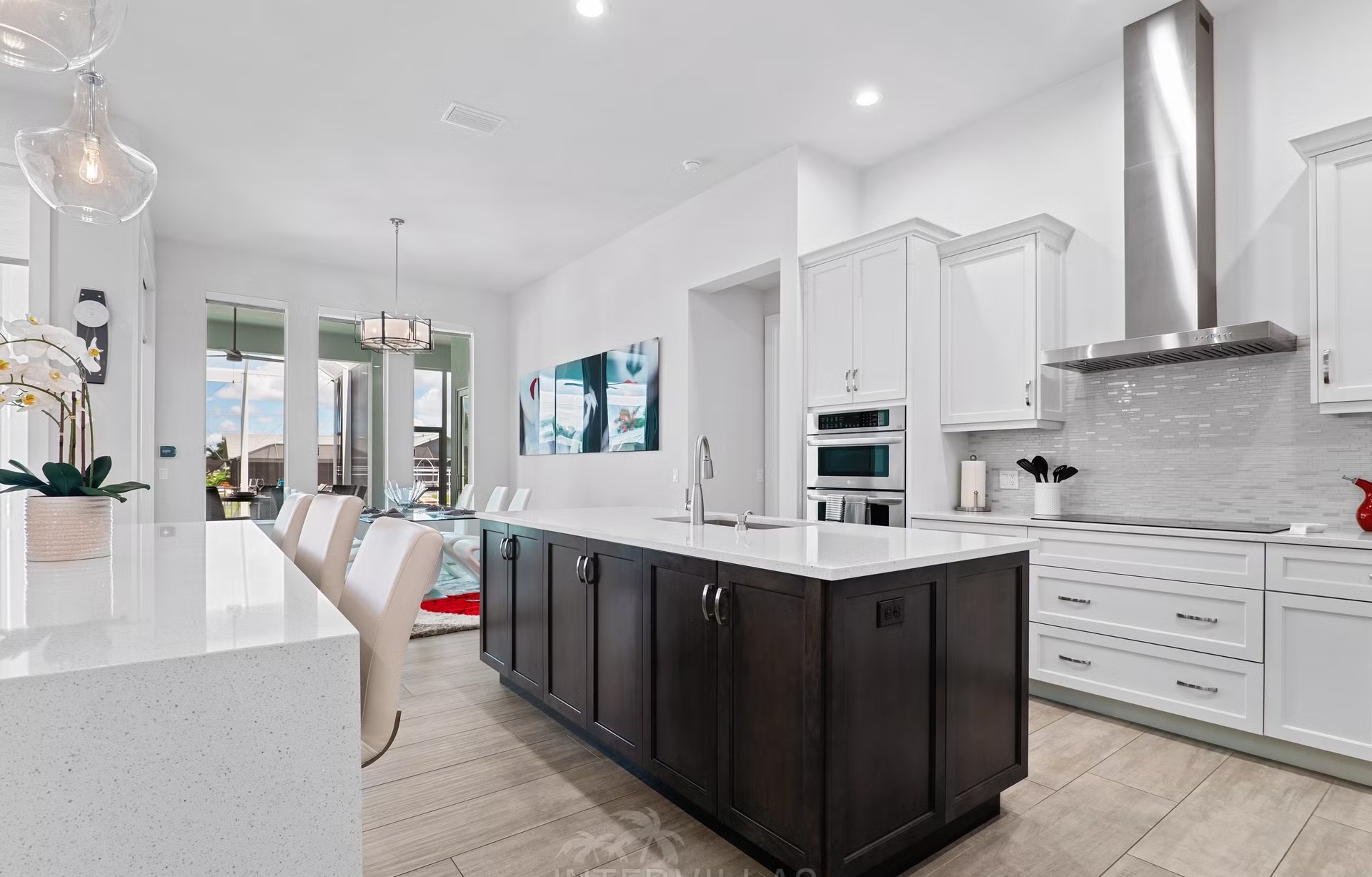 Moderne Waterfront-Villa mit Salzwasserpool und Spa in Cape Coral.