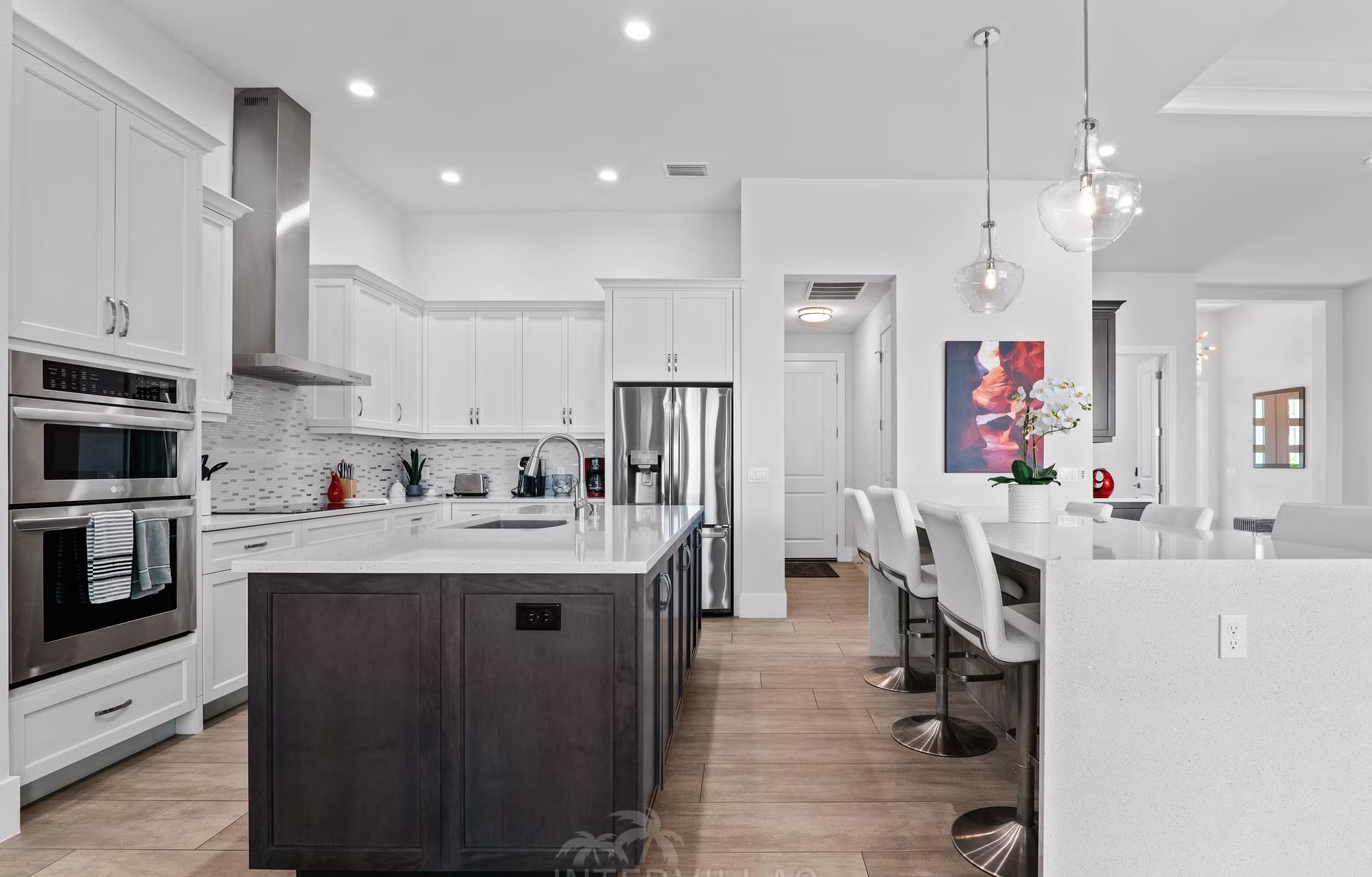 Moderne Waterfront-Villa mit Salzwasserpool und Spa in Cape Coral.