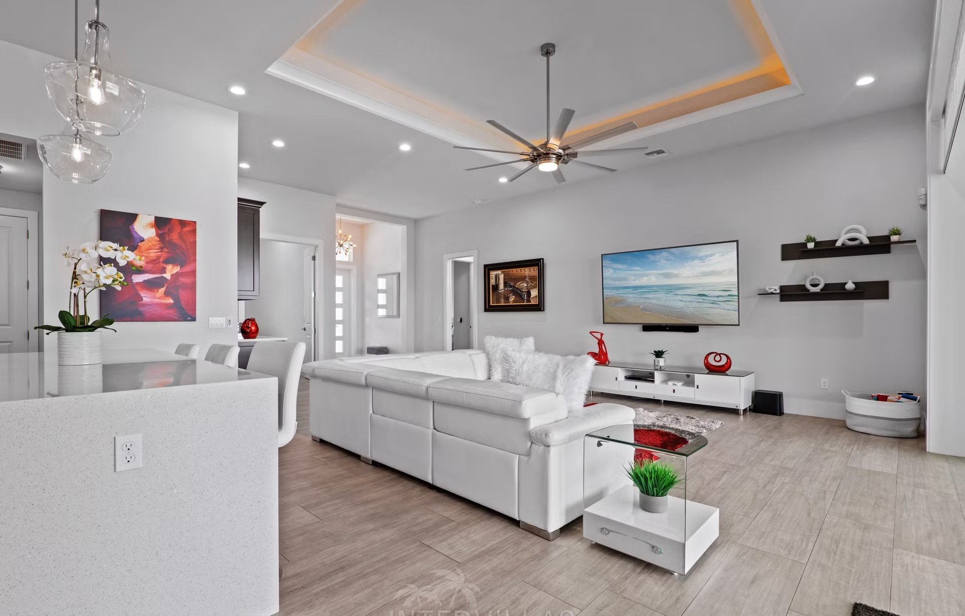 Moderne Waterfront-Villa in Cape Coral mit Salzwasserpool, Spa und Lanai.