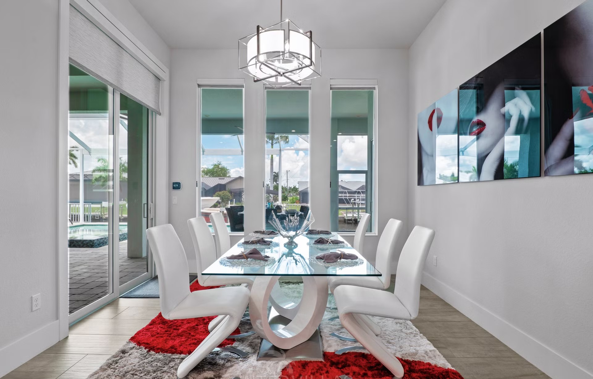 Privater Salzwasserpool mit Spa auf der Lanai am Wasserkanal.