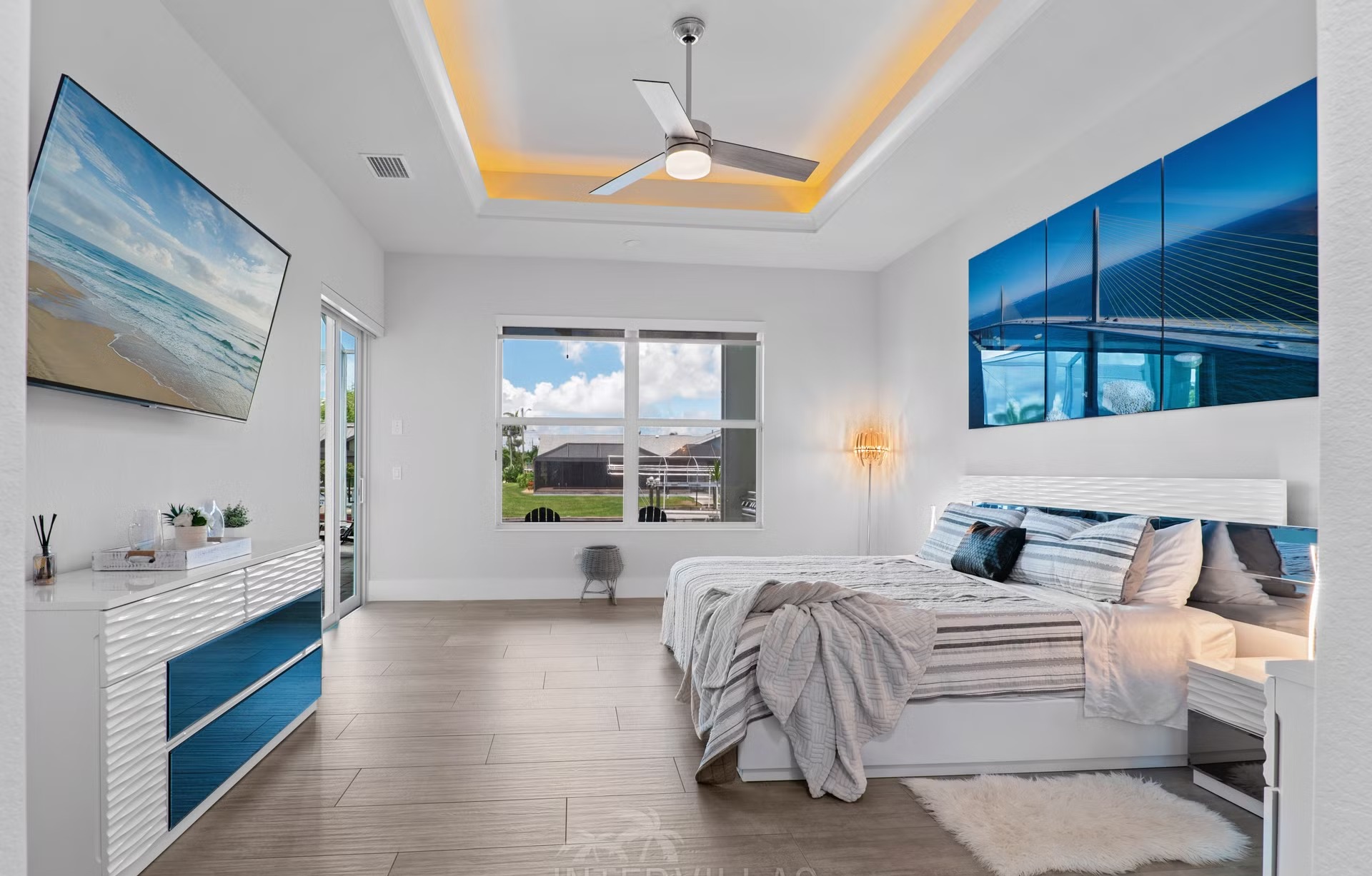 Moderne Waterfront-Villa mit Lanai, Salzwasserpool und Spa in Cape Coral.