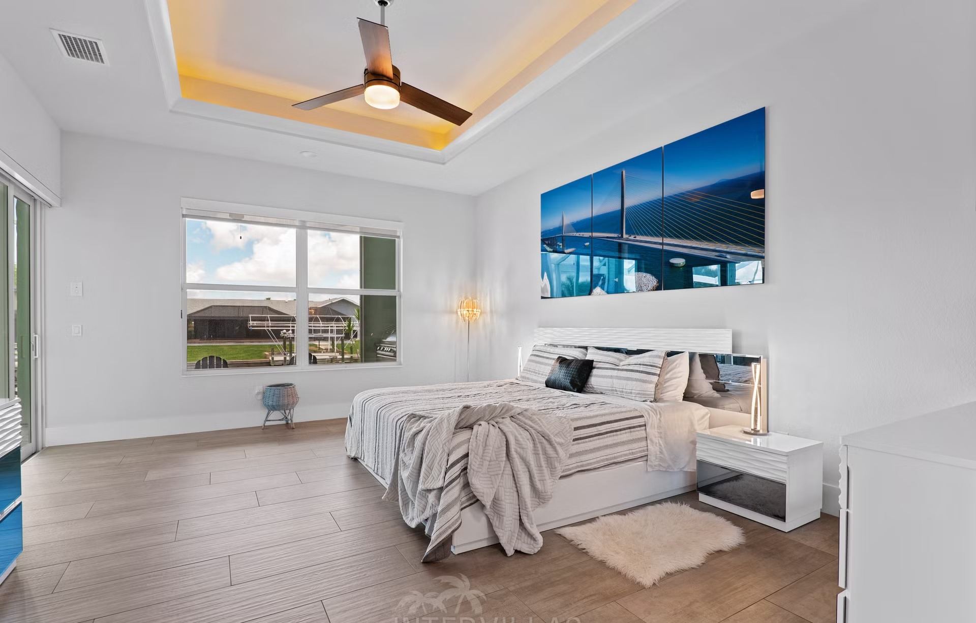 Moderne Waterfront-Villa mit Salzwasserpool, Spa und Bootsdock am Kanal.