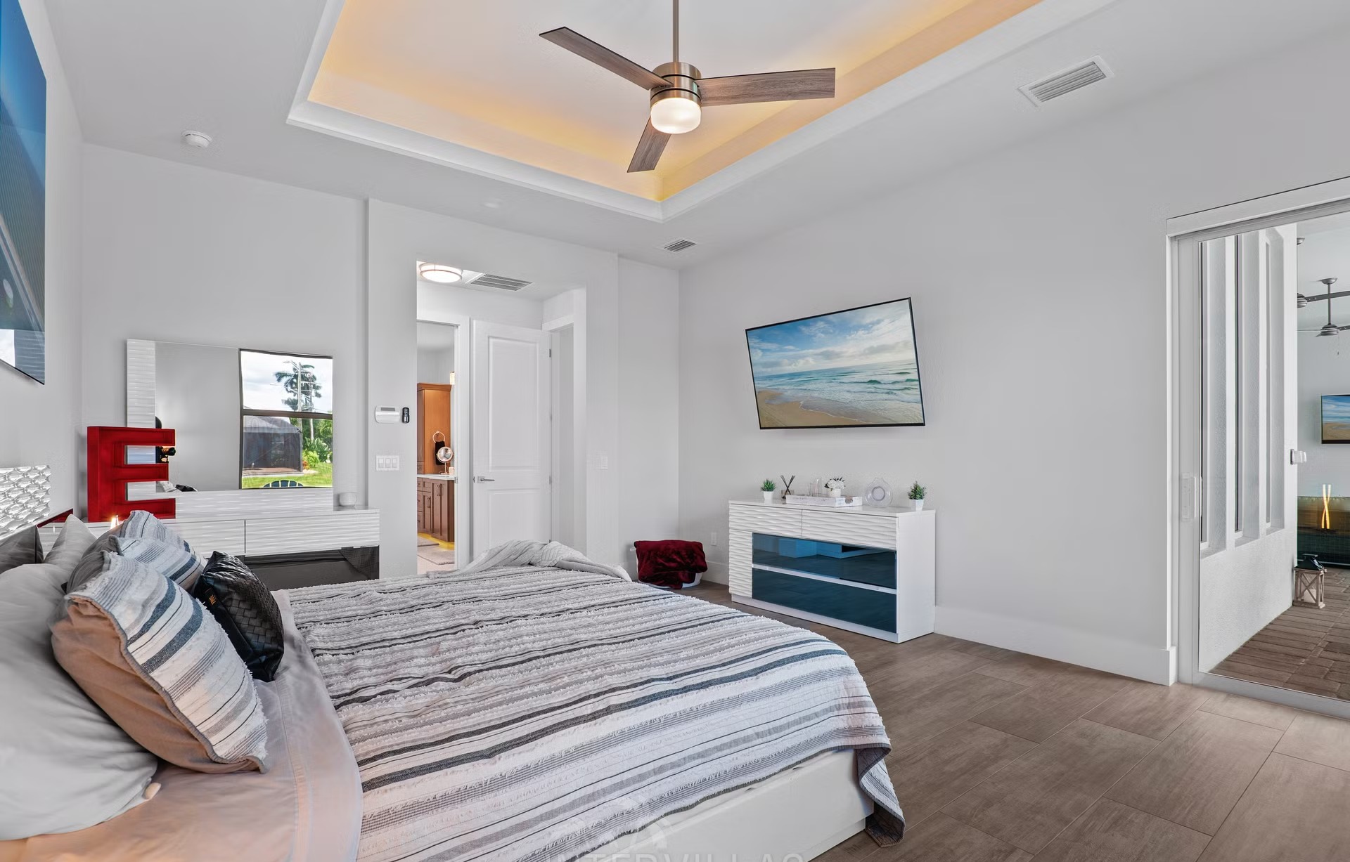 Moderne Waterfront-Villa mit Salzwasserpool, Spa und Bootsdock am Kanal.