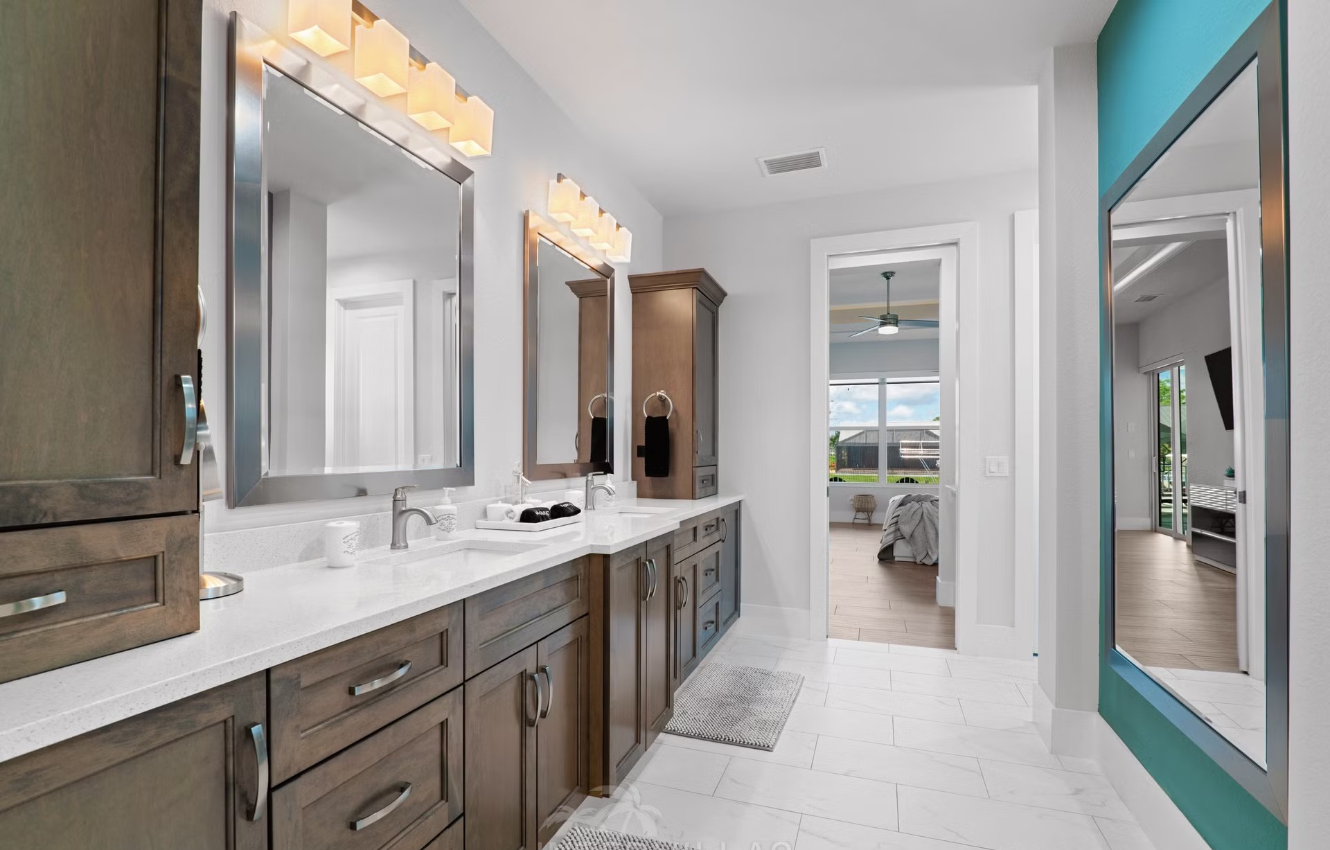 Moderne Waterfront-Villa mit Salzwasserpool, Spa und Lanai in Cape Coral.