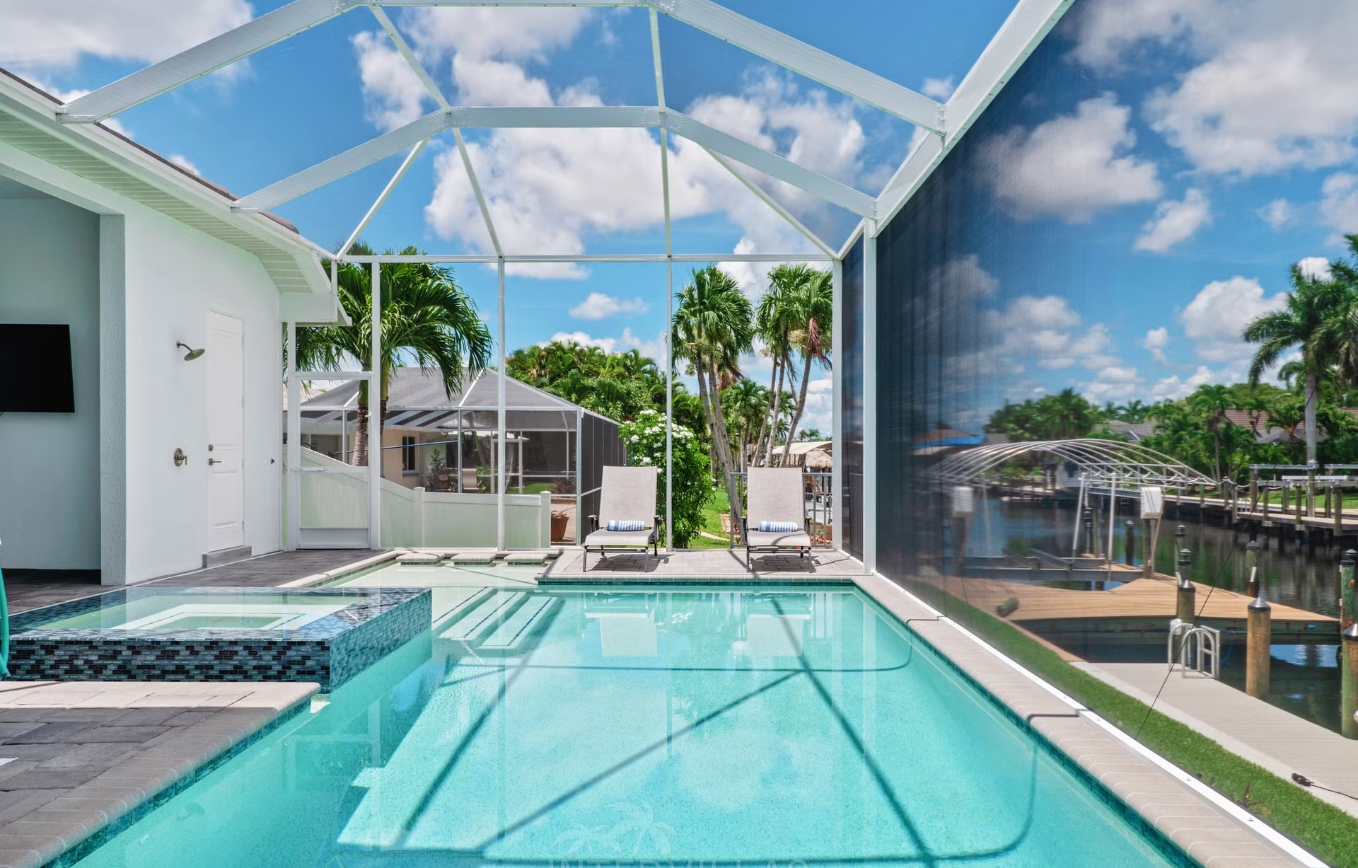 Moderne Waterfront-Villa mit Salzwasserpool, Spa und Lanai in Cape Coral.