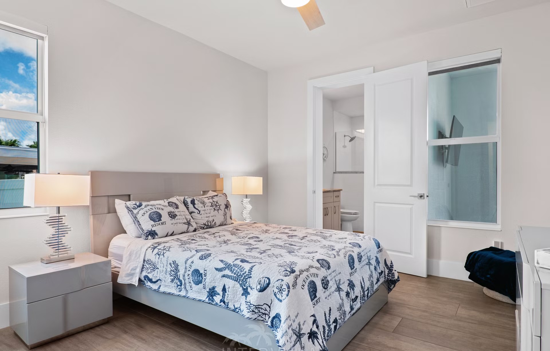 Moderne Waterfront-Villa mit Lanai, Salzwasserpool und Spa in Cape Coral.