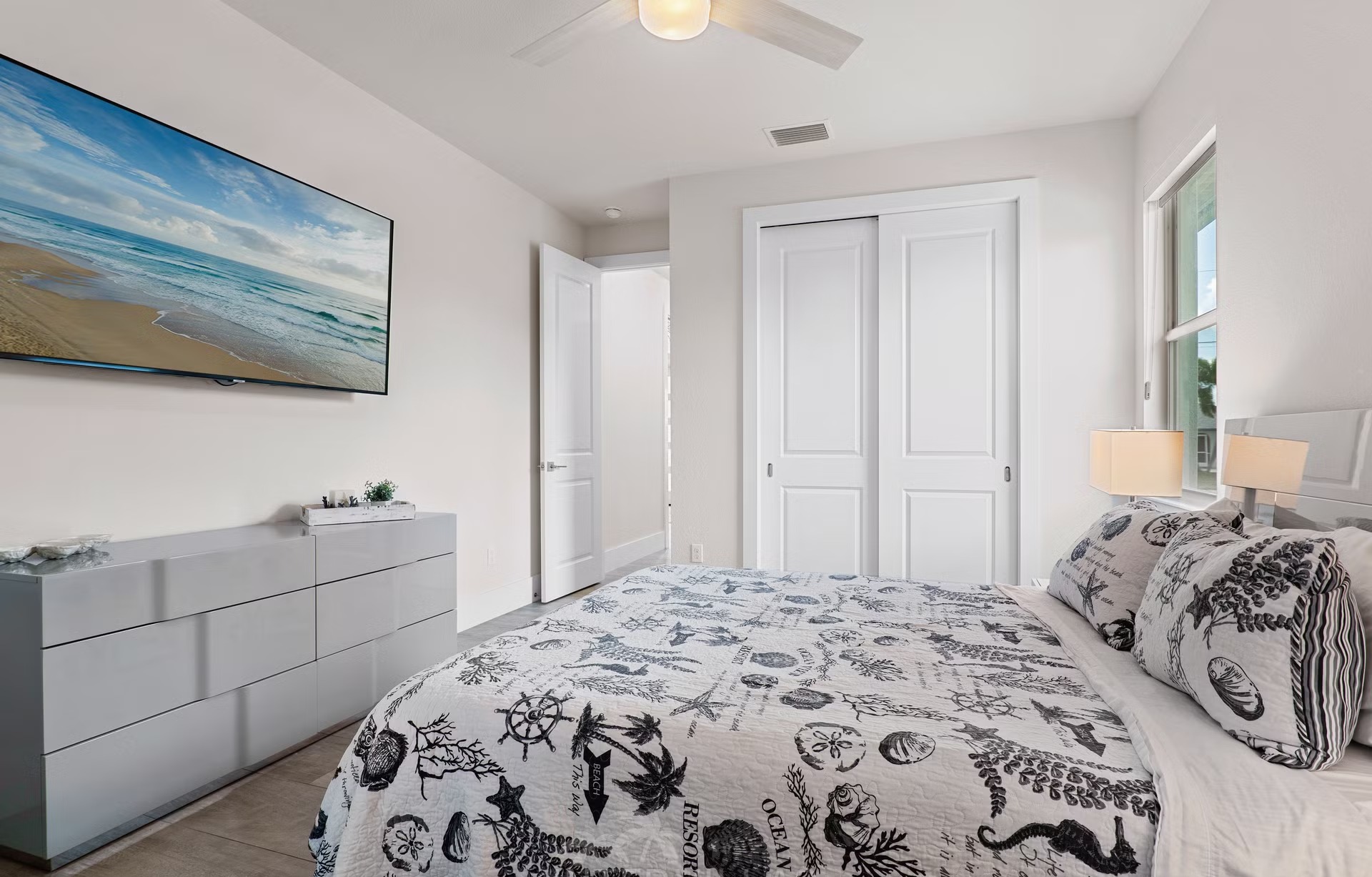 Moderne Waterfront-Villa mit Salzwasserpool, Spa und Bootsdock am Kanal.