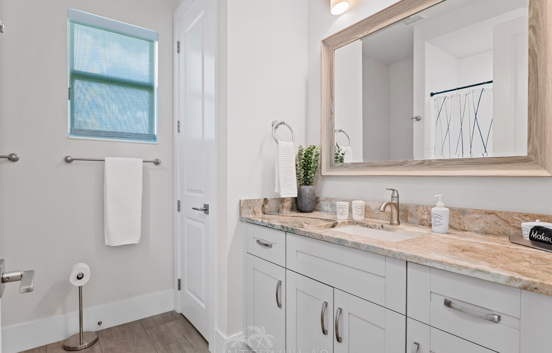 Waterfront-Lanai mit Salzwasserpool und Spa am Kanal.