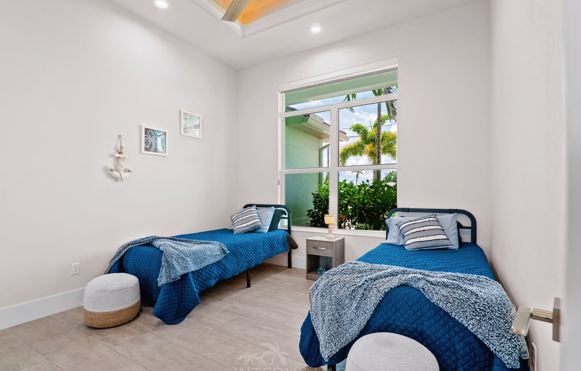 Moderne Waterfront-Villa mit privatem Salzwasserpool und Spa in Cape Coral.