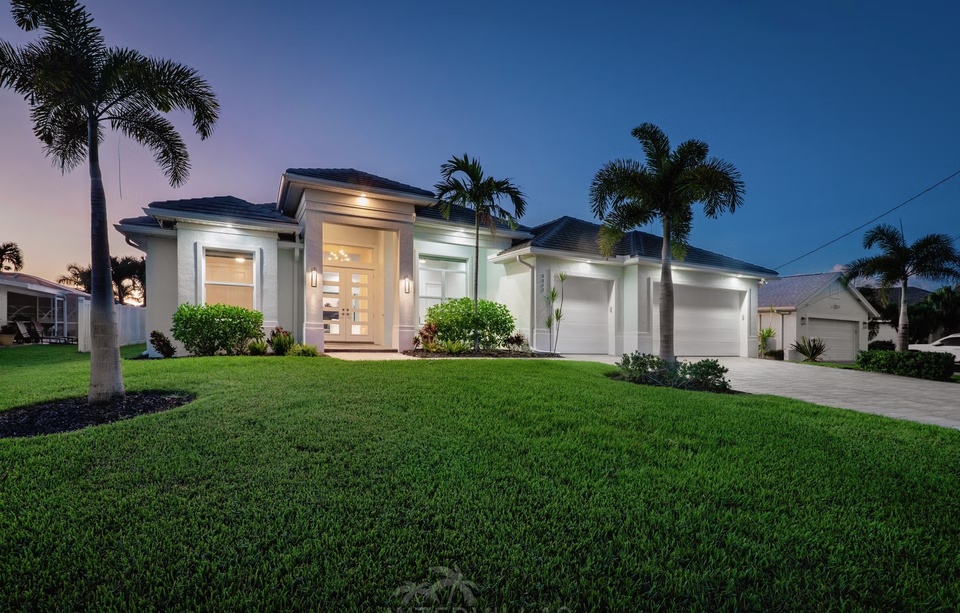 Moderne Waterfront-Villa in Cape Coral mit Gulf Access, Salzwasserpool und Spa.