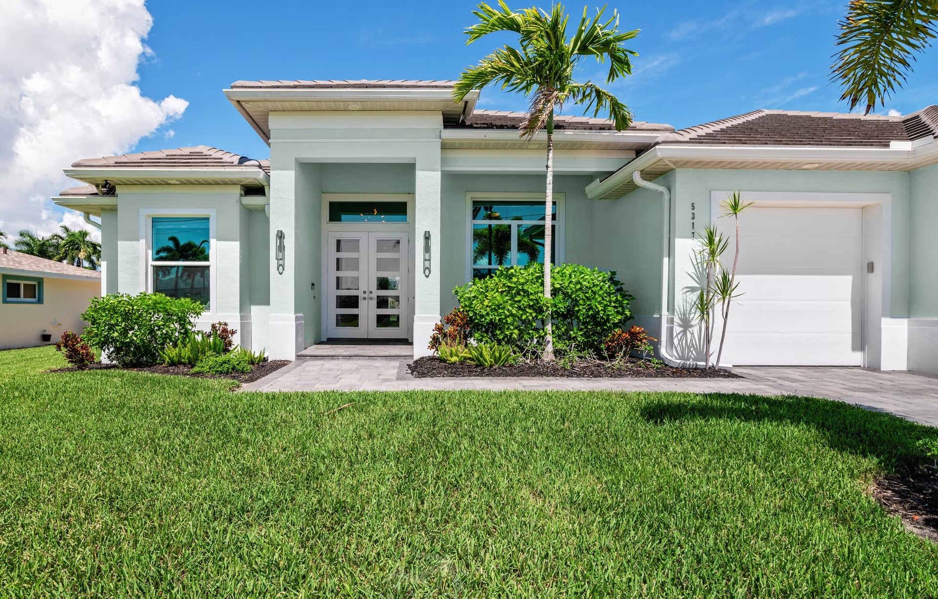 Blick auf den Salzwasserpool mit Spa auf der Lanai am Wasserkanal.
