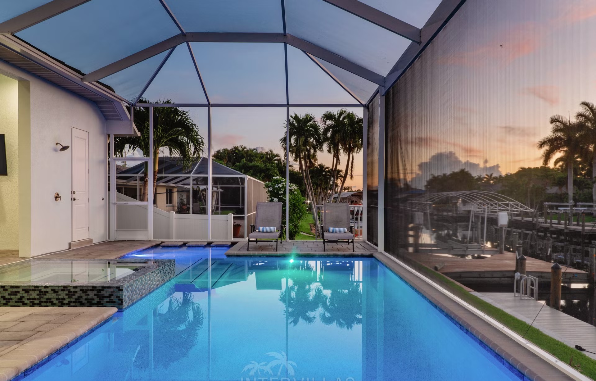 Moderne Waterfront-Villa mit privatem Salzwasserpool und Spa in Cape Coral.