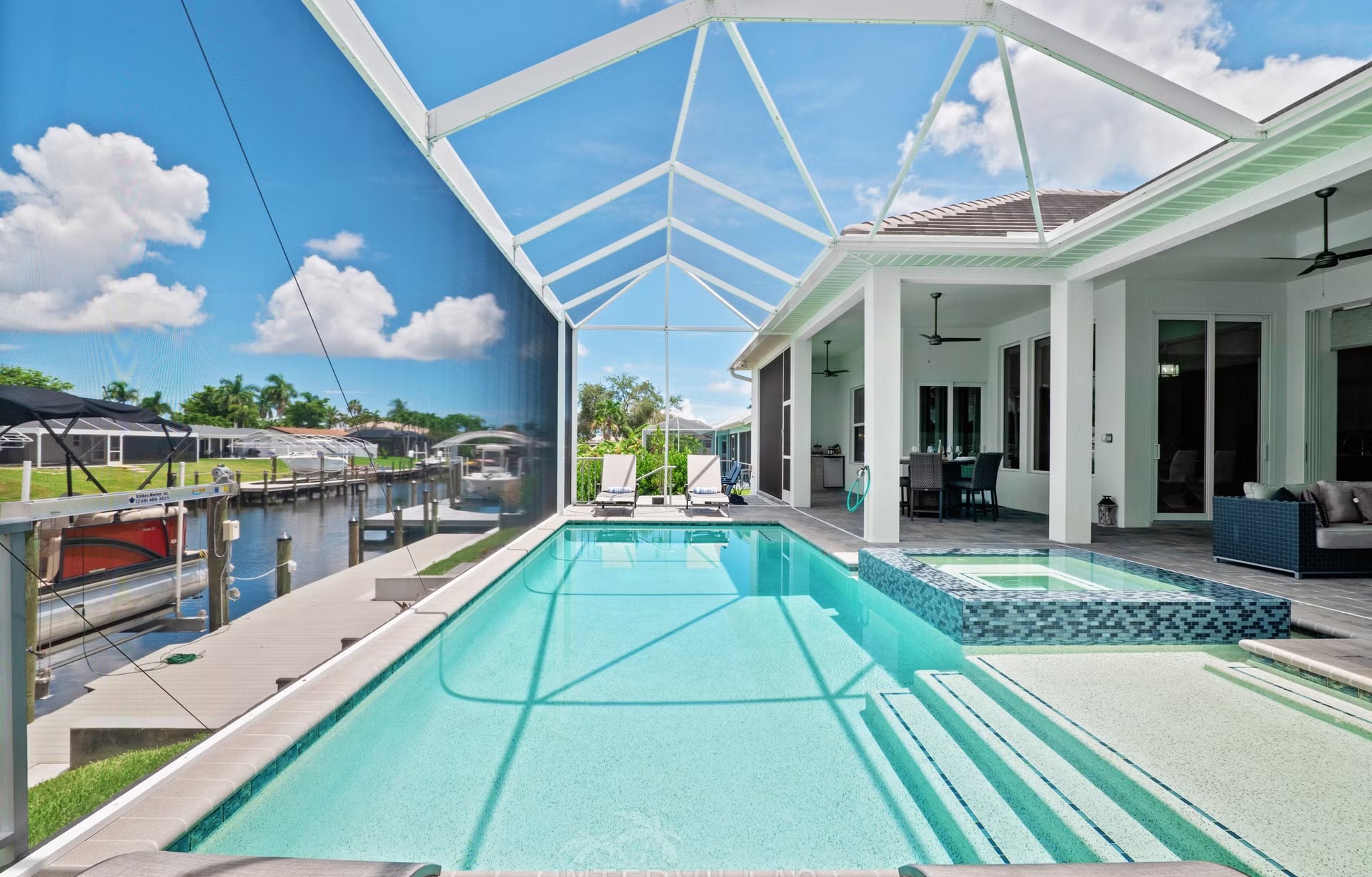 Moderne Waterfront-Villa mit Salzwasserpool und Spa an einem Kanal mit Bootsdock.