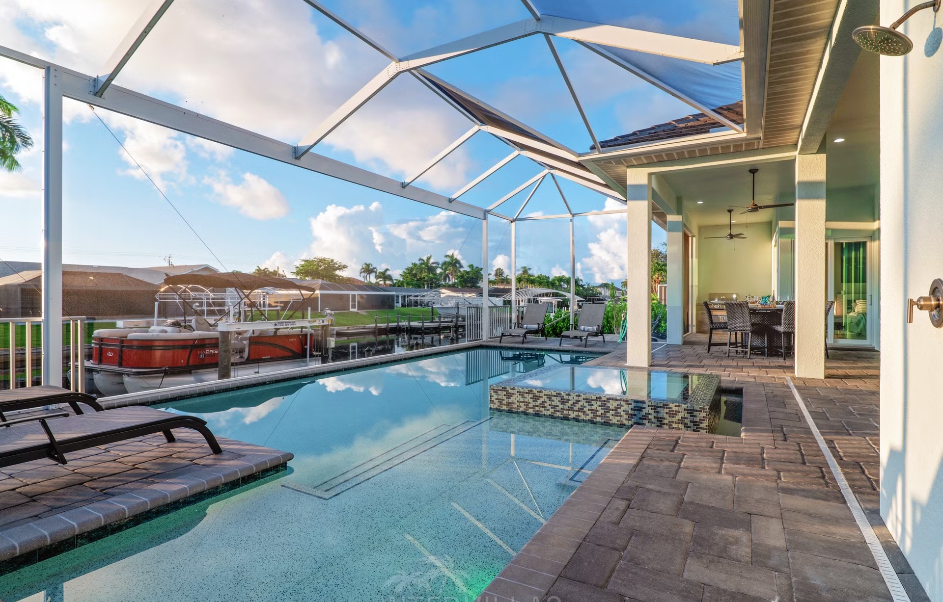 Moderne Waterfront-Villa mit Salzwasserpool, Spa und privatem Bootsdock am Kanal.