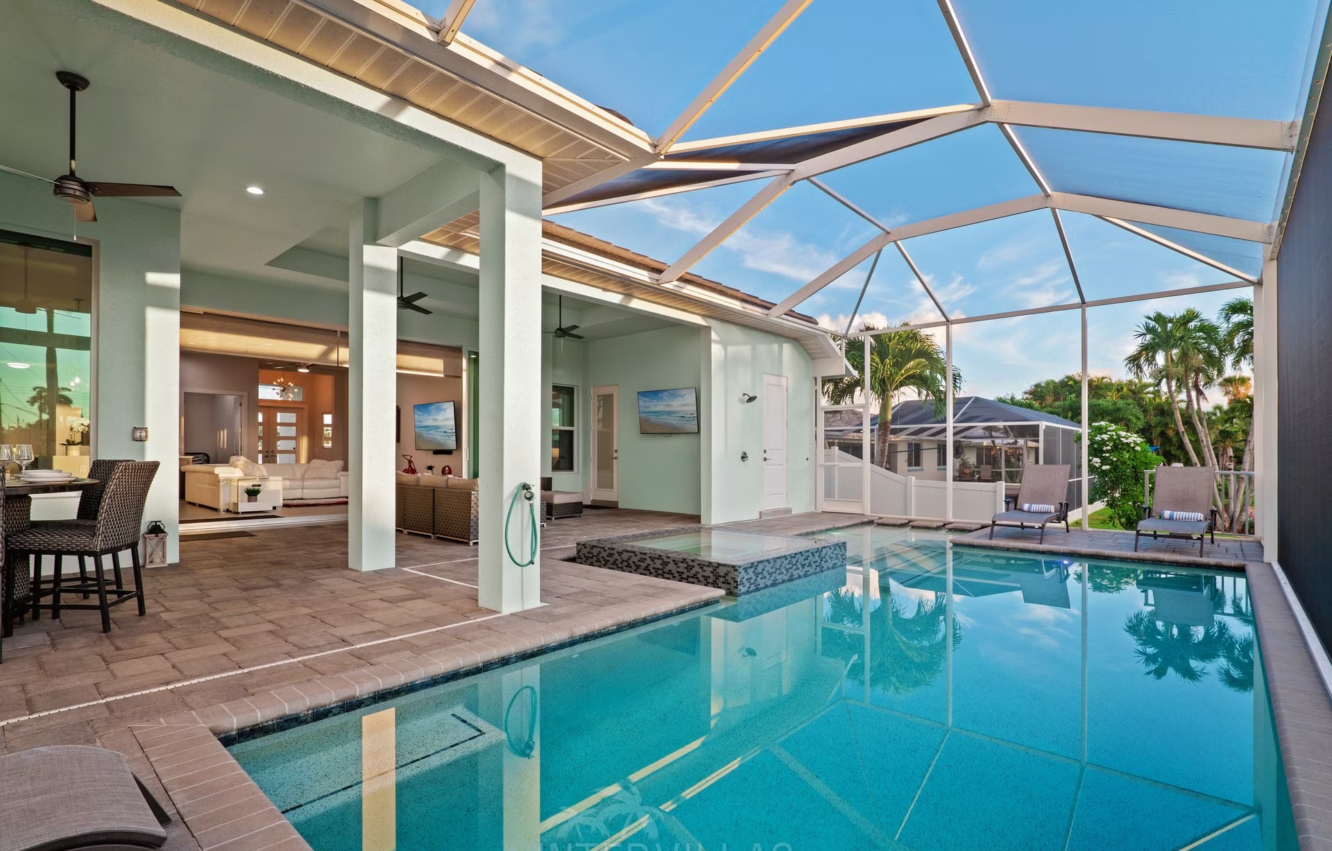 Waterfront-Lage mit privatem Bootsdock und Kanalzugang.