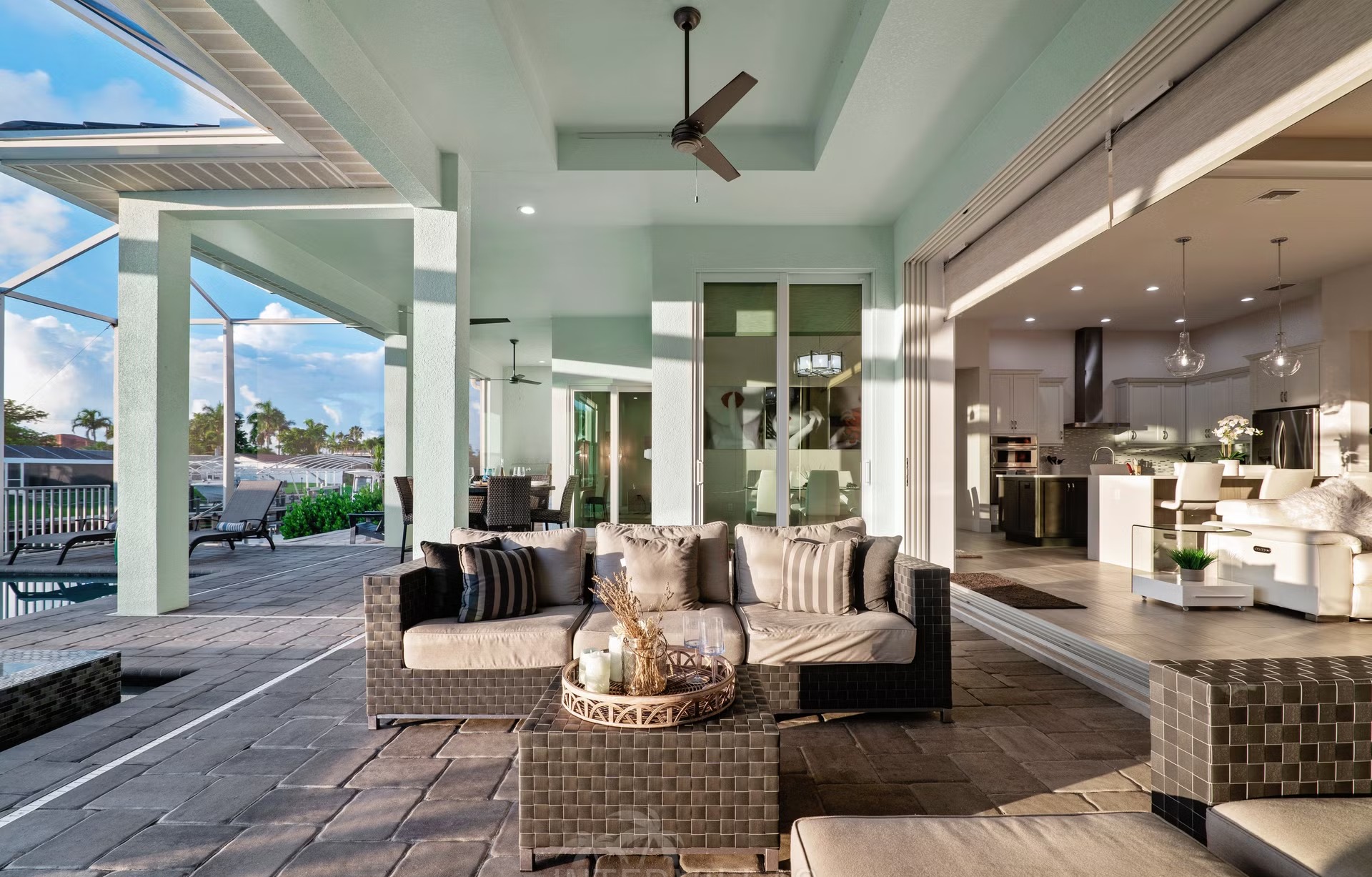 Moderne Waterfront-Villa mit Salzwasserpool und Spa in Cape Coral.