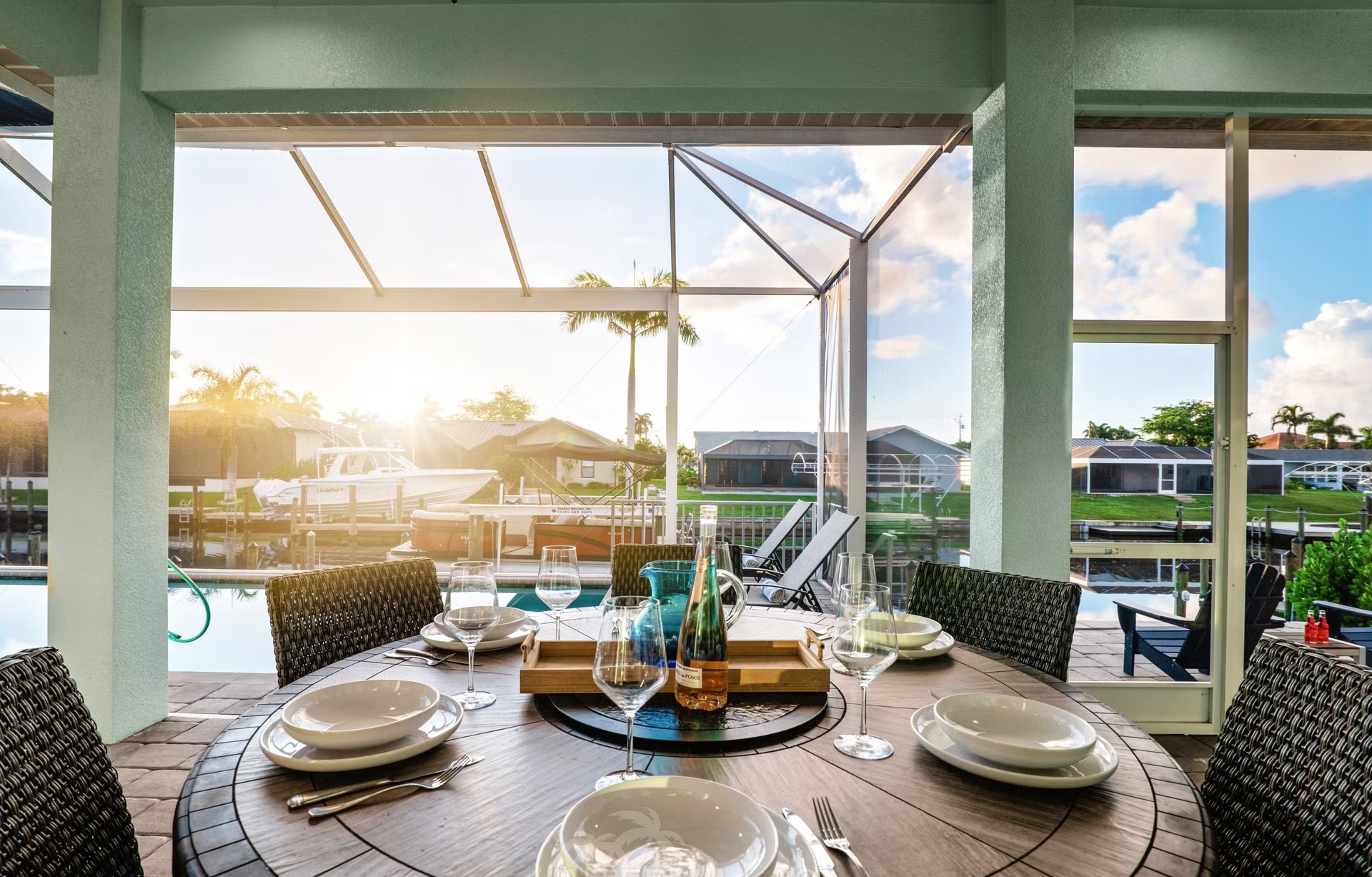 Moderne Waterfront-Villa mit Salzwasserpool, Spa und Bootsdock am Kanal.