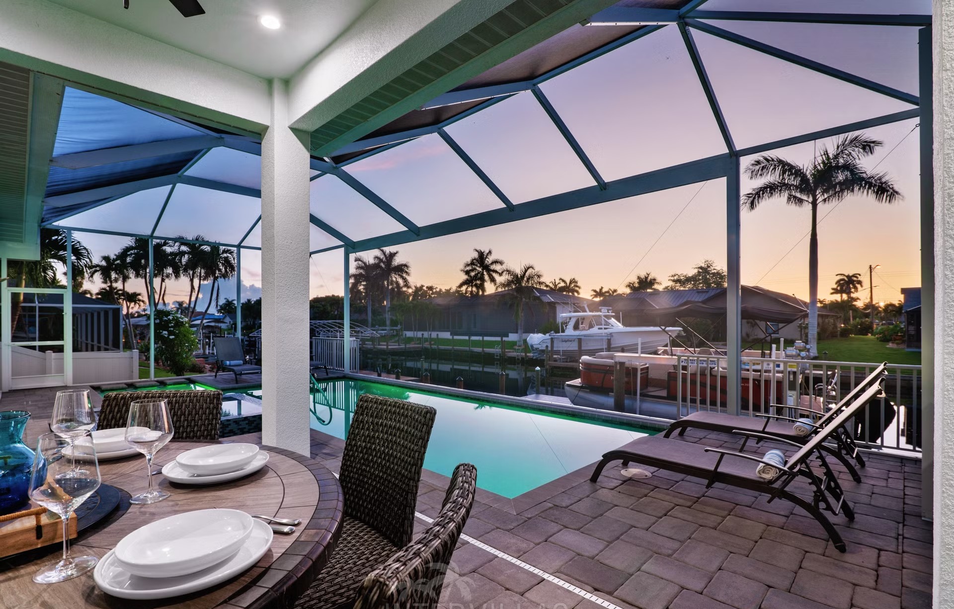 Moderne Waterfront-Villa mit Salzwasserpool, Spa und Lanai in Cape Coral.