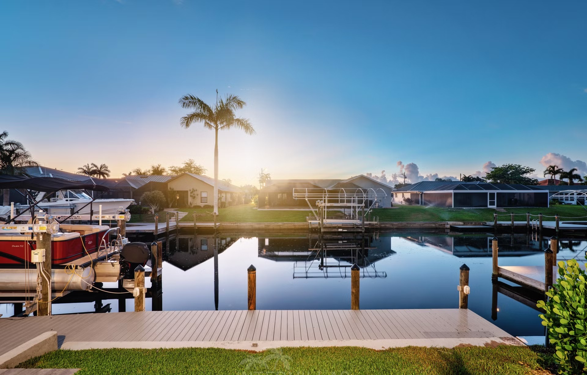 Moderne Waterfront-Villa mit privatem Salzwasserpool und Spa in Cape Coral.