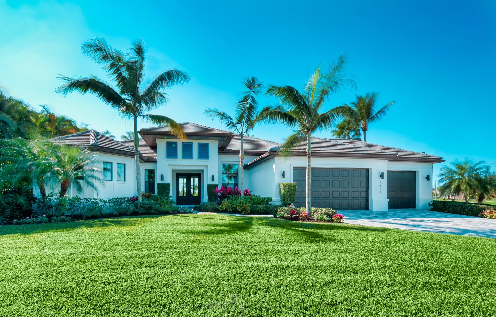 Moderne Villa am Kanal mit Pool, Spa und privatem Bootsdock.