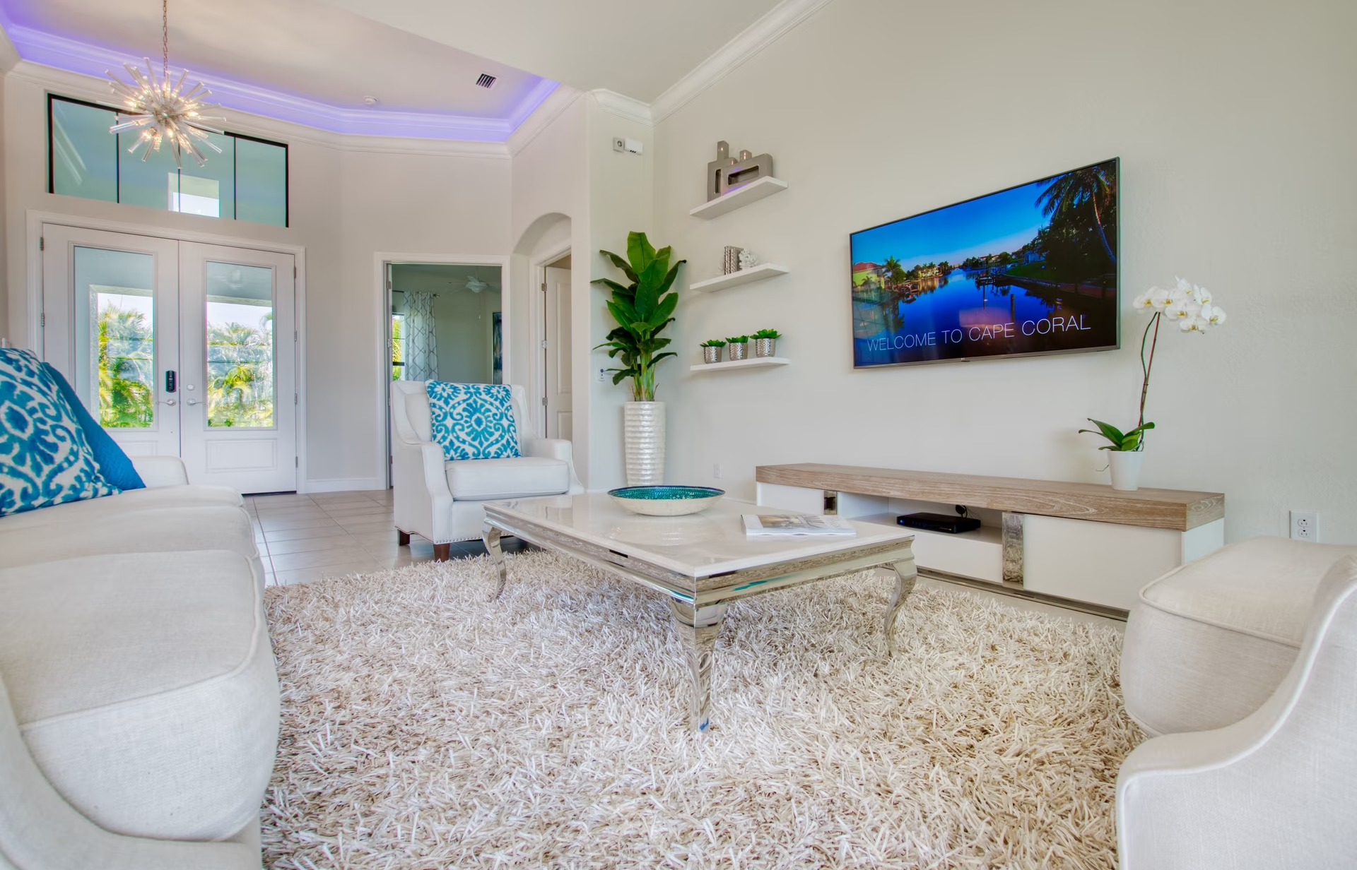 Heller Wohnbereich mit Blick auf den Kanal und Zugang zur Terrasse.