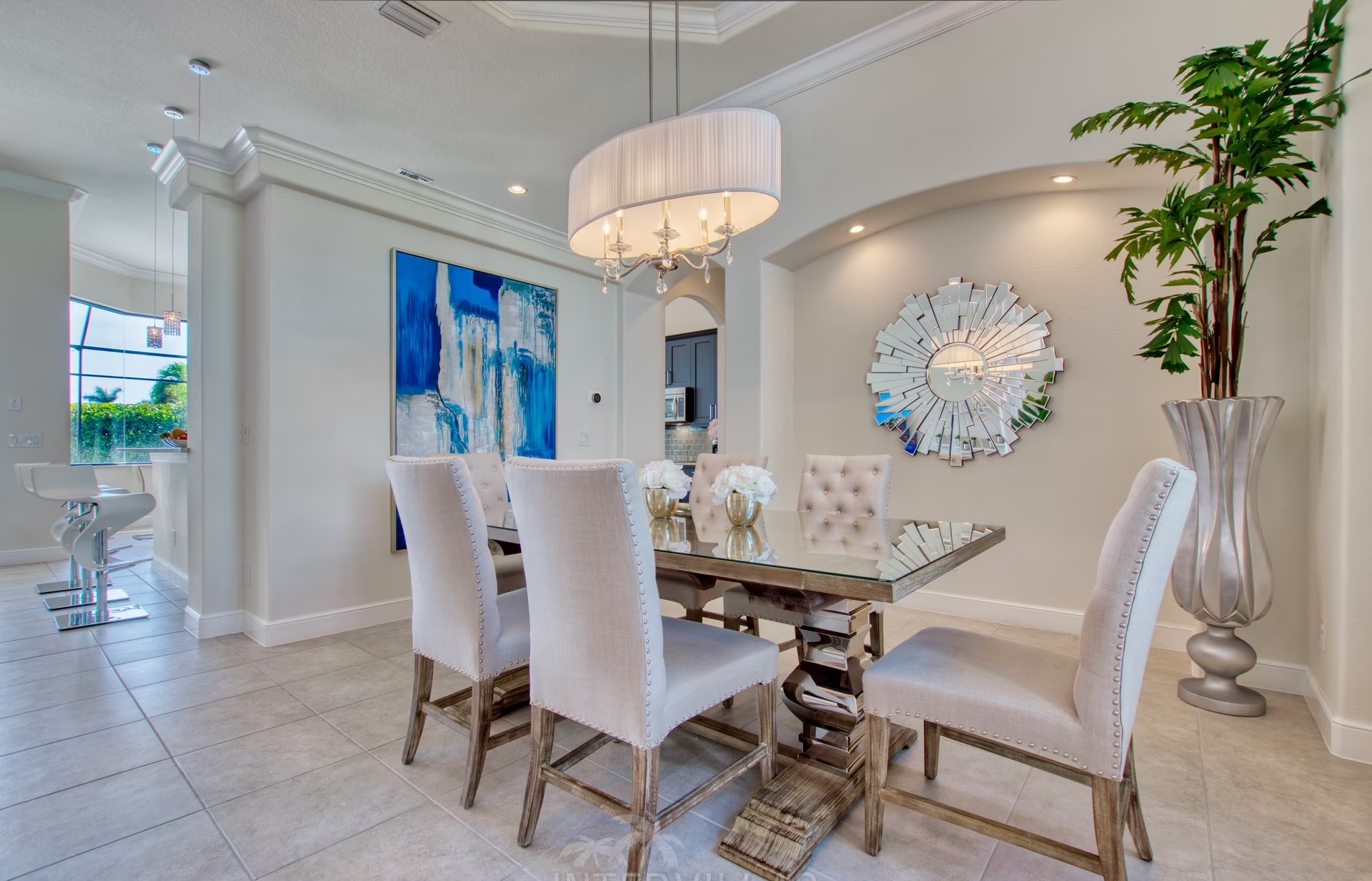 Heller Wohnbereich mit Blick auf den Kanal und Zugang zur Terrasse.